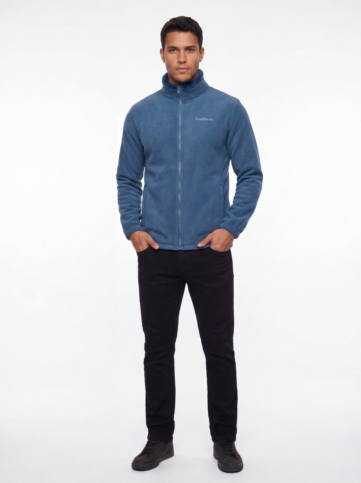 Modelo posando com Fleece Cordilheira Coats e logo da Marca Cordilheira, Roupa de Boa qualidade e conforto Confiável.