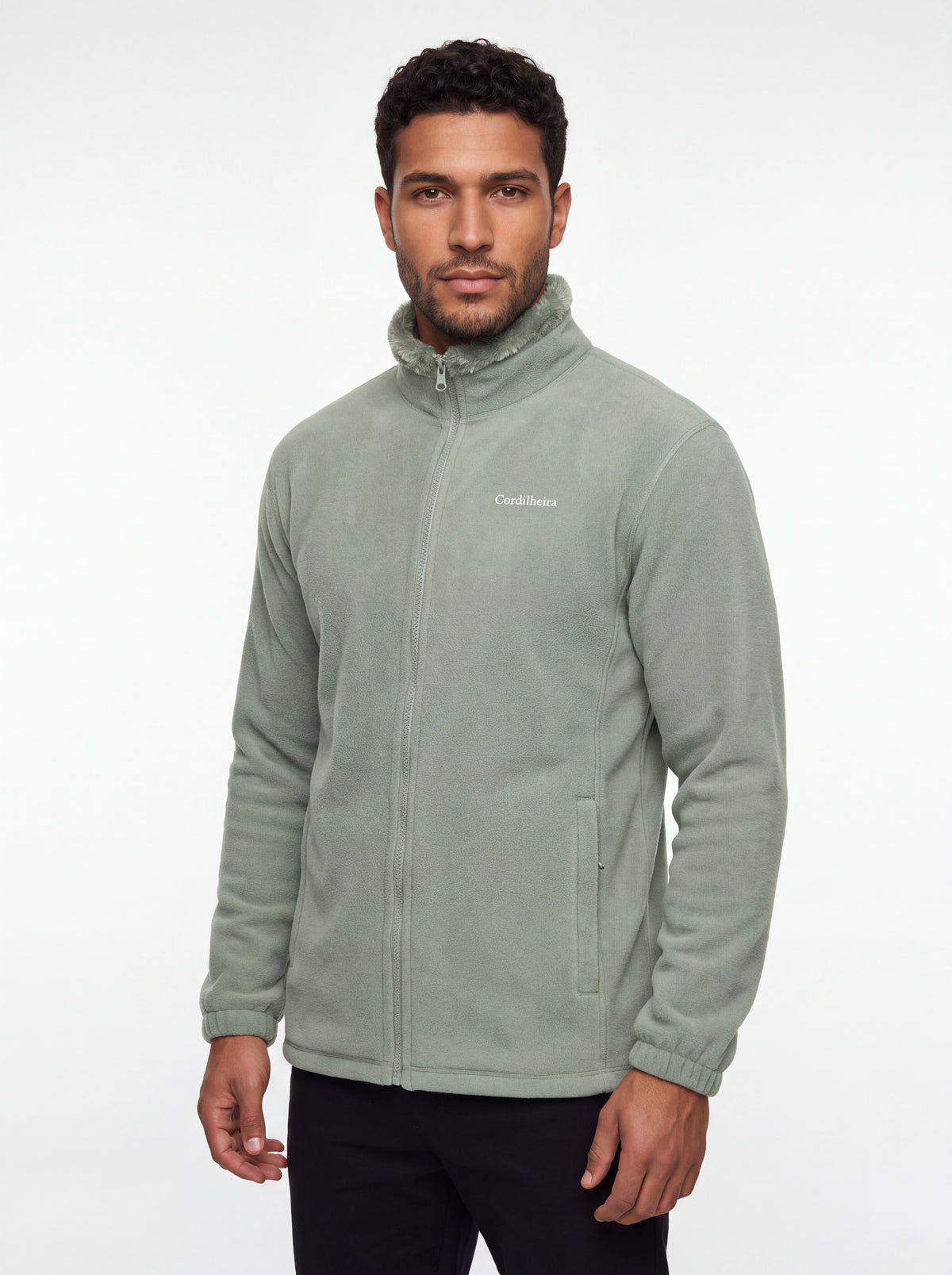 Modelo vestindo Fleece Cordilheira Coats com logo da Marca Cordilheira, Roupa de Boa qualidade e conforto Confiável para frio.
