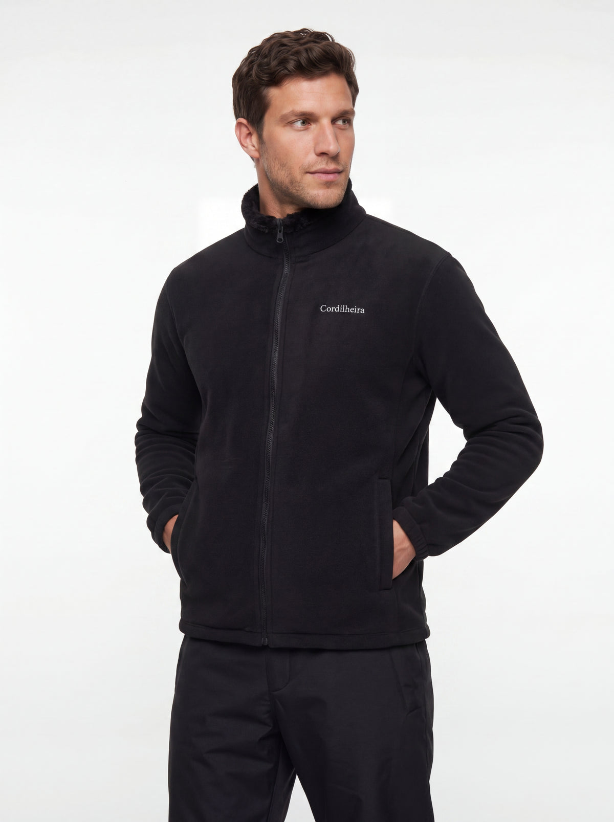 Pose com logo no Fleece Cordilheira Coats da Marca Cordilheira, Roupa de Boa qualidade e acabamento Confiável para frio.