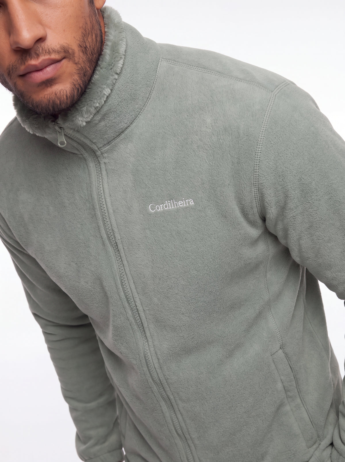 Modelo inclinada para frente com Fleece Cordilheira Coats da Marca Cordilheira, Roupa de Boa qualidade e construção Confiável para frio.