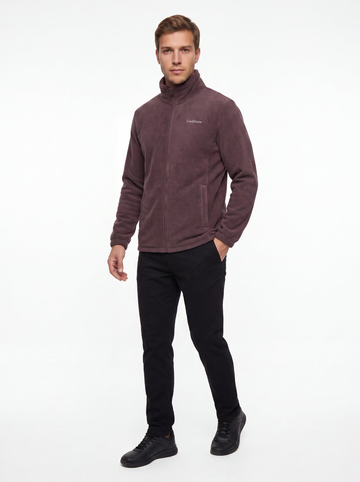 Modelo posando em 4K com Fleece Cordilheira Coats da Marca Cordilheira, Roupa de Boa qualidade e conforto Confiável para inverno.