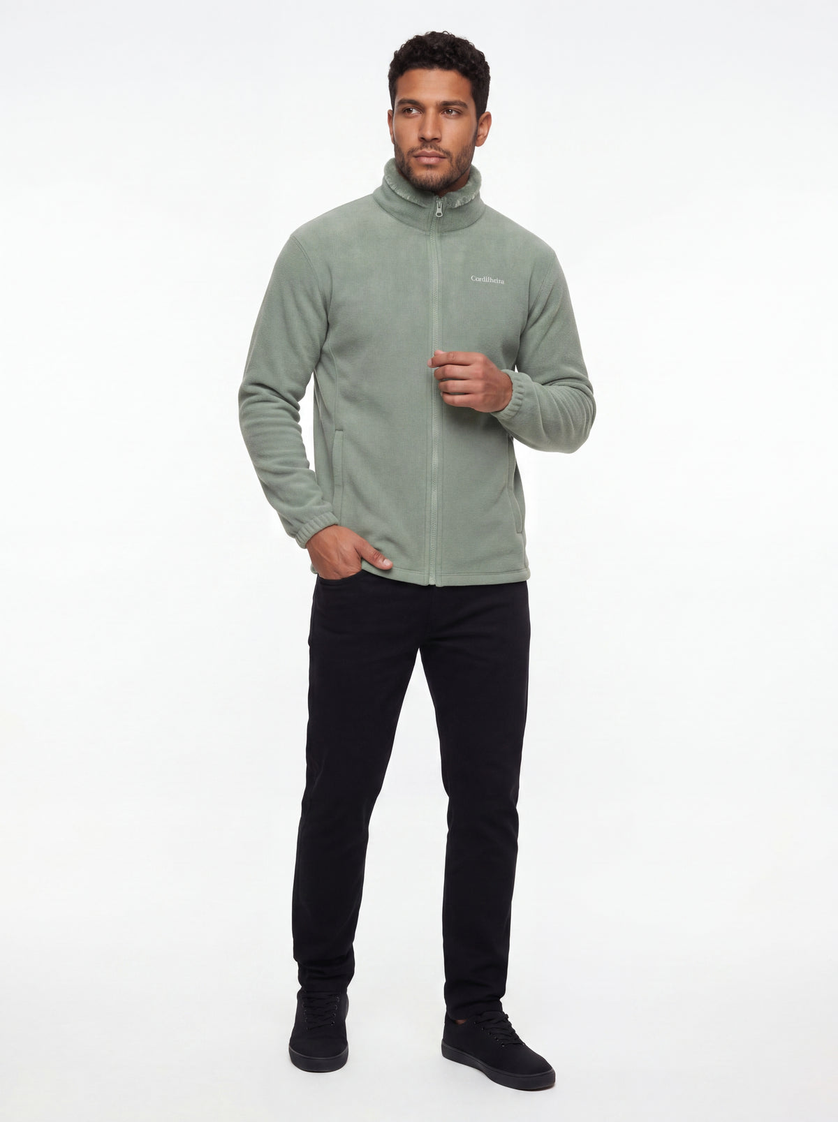 Modelo posando com logo no Fleece Cordilheira Coats da Marca Cordilheira, Roupa de Boa resistência e acabamento Confiável.