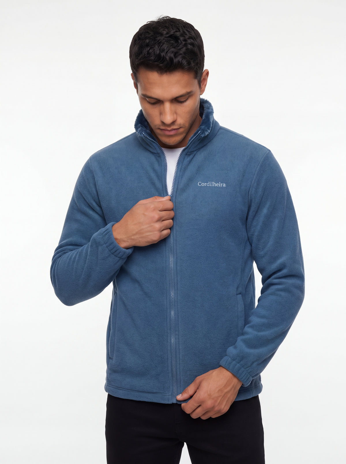 Modelo posando com Fleece Cordilheira Coats da Marca Cordilheira, Roupa de Boa qualidade e conforto Confiável para frio e rotina.