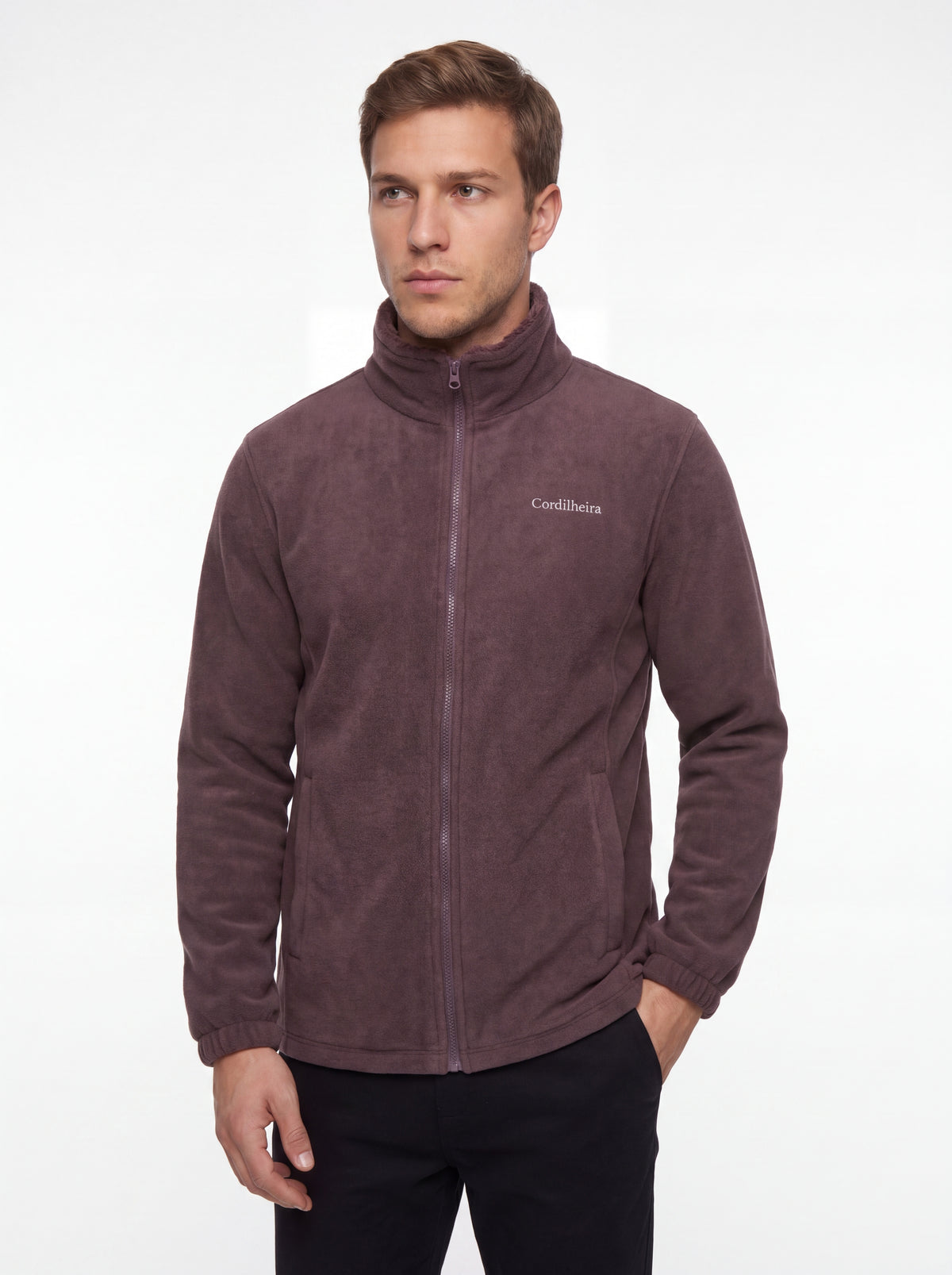 Modelo sério em fundo branco com Fleece Cordilheira Coats da Marca Cordilheira, Roupa de Boa qualidade e conforto Confiável.