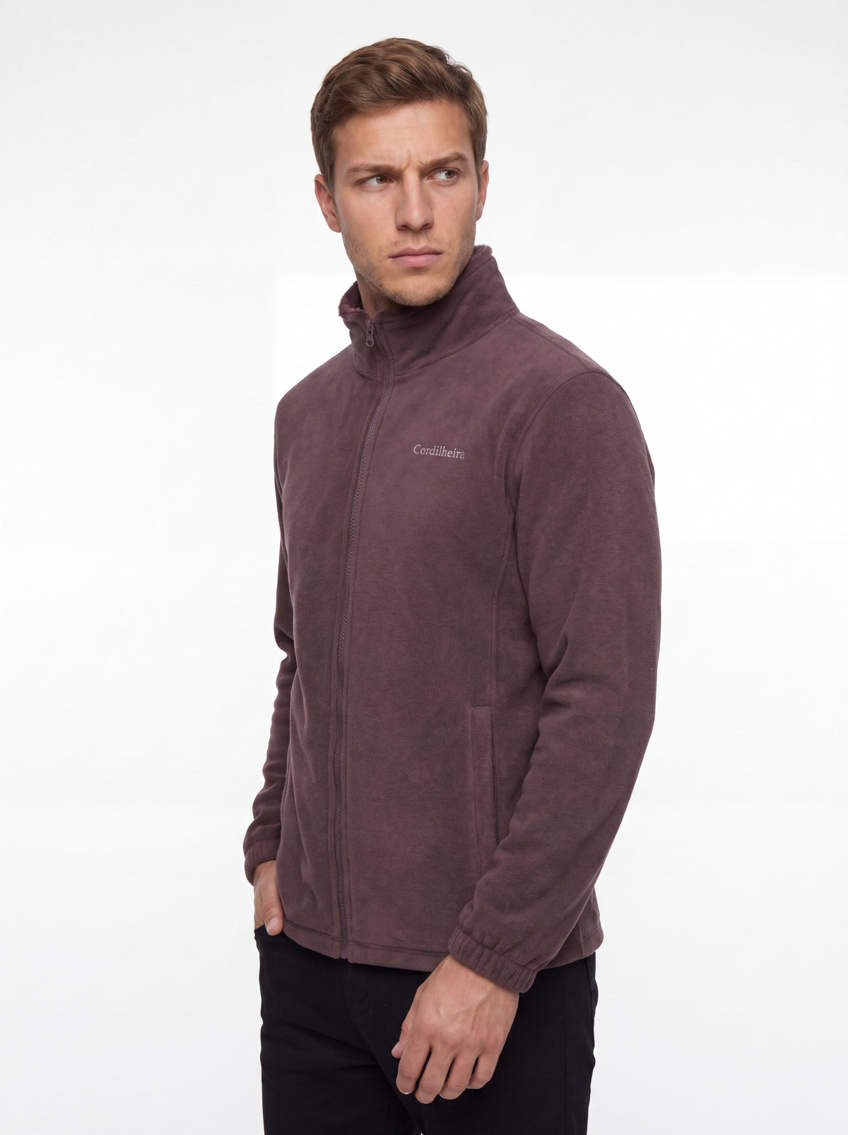 Modelo sério com logo usando Fleece Cordilheira Coats da Marca Cordilheira, Roupa de Boa resistência e acabamento Confiável para frio.