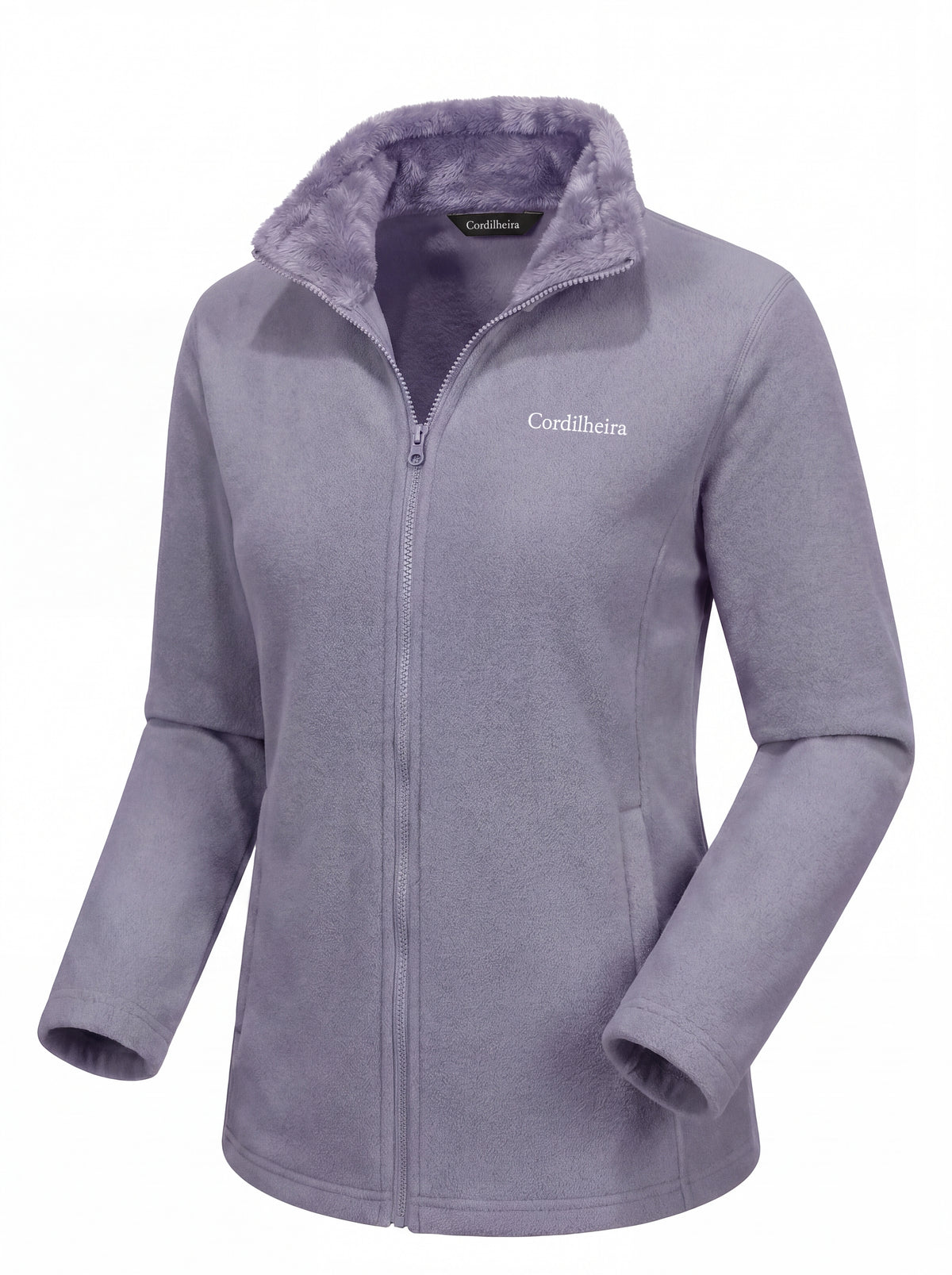 Modelo em nova pose usando Fleece Cordilheira Coats da Marca Cordilheira, Roupa de Boa resistência e conforto Confiável para frio e viagem.