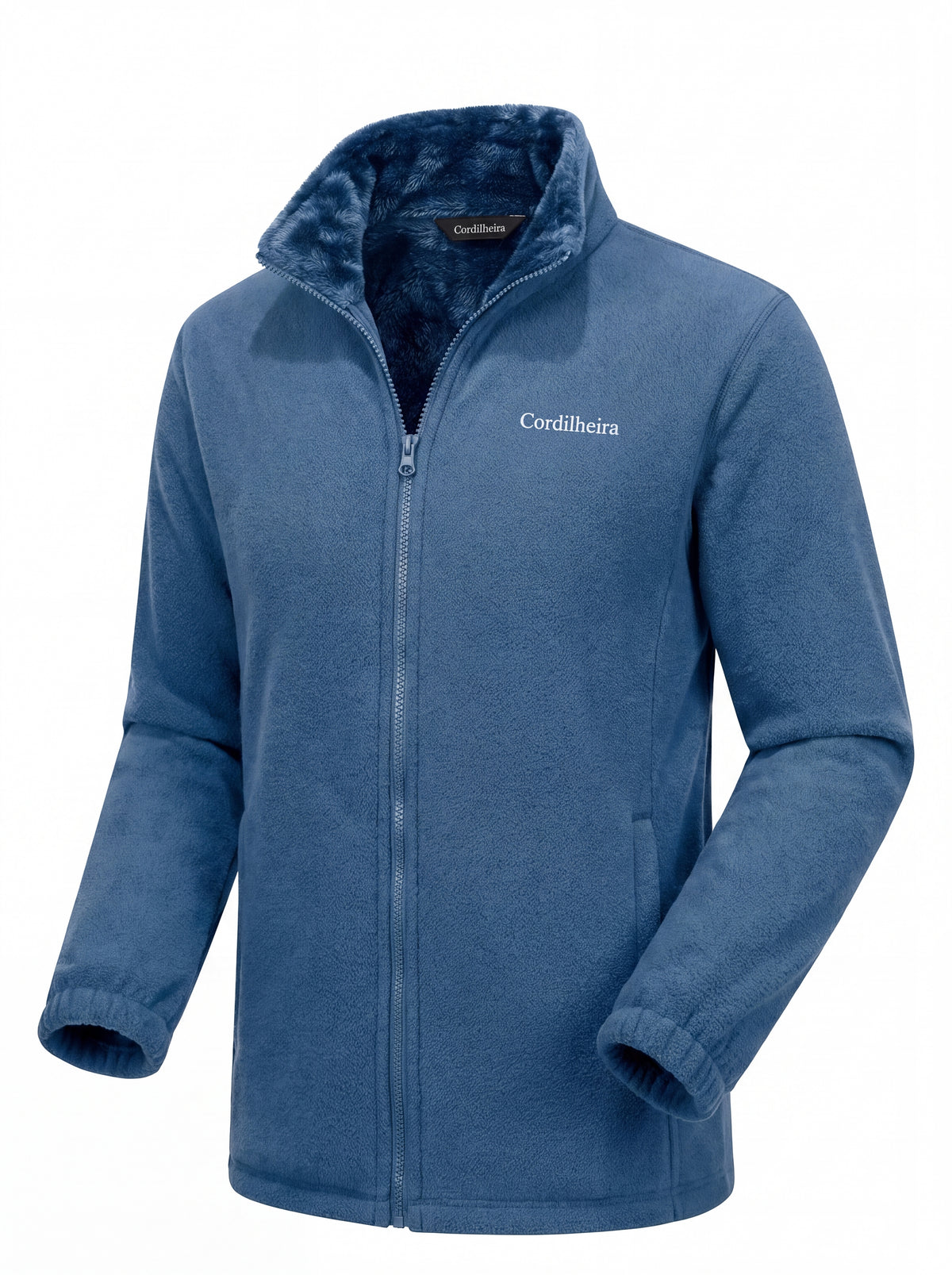 Modelo em pose especificada com Fleece Cordilheira Coats da Marca Cordilheira, Roupa de Boa qualidade, conforto e uso Confiável para frio.