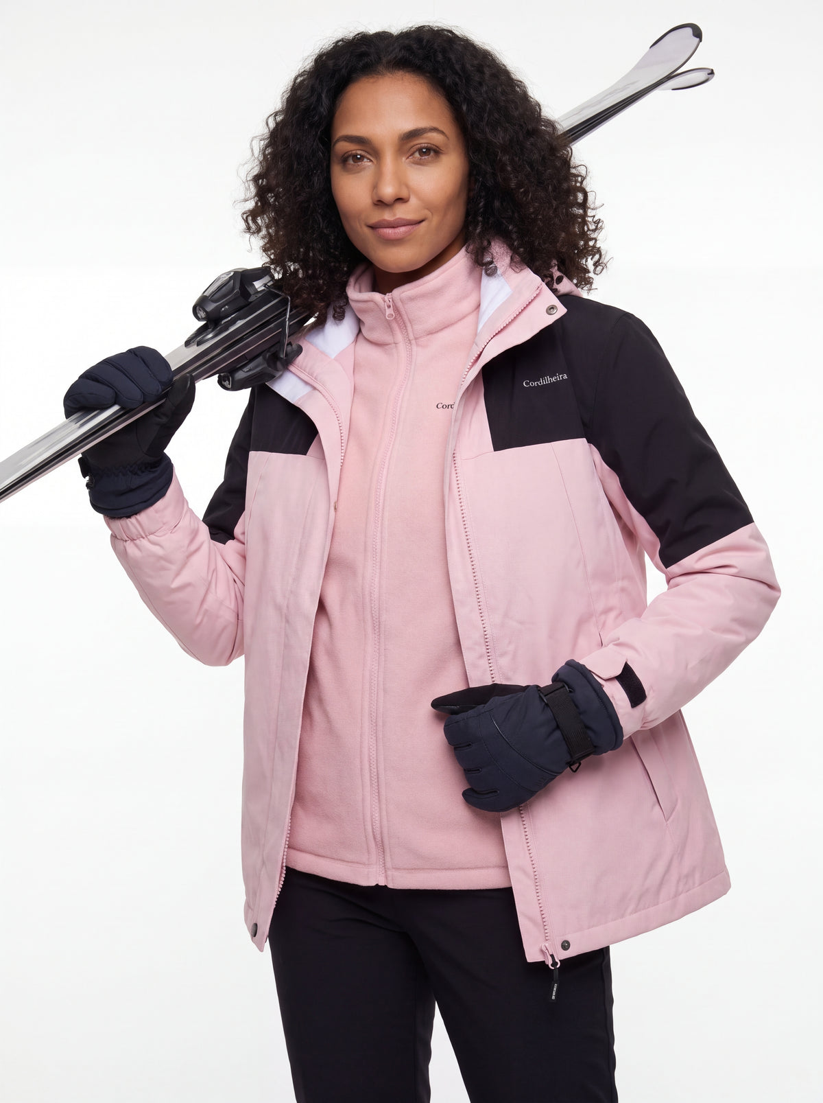 Ajuste de pose com Jaqueta 3 em 1 Cordilheira Outlander, Roupa da Marca Cordilheira com Boa qualidade e logo Confiável em destaque.