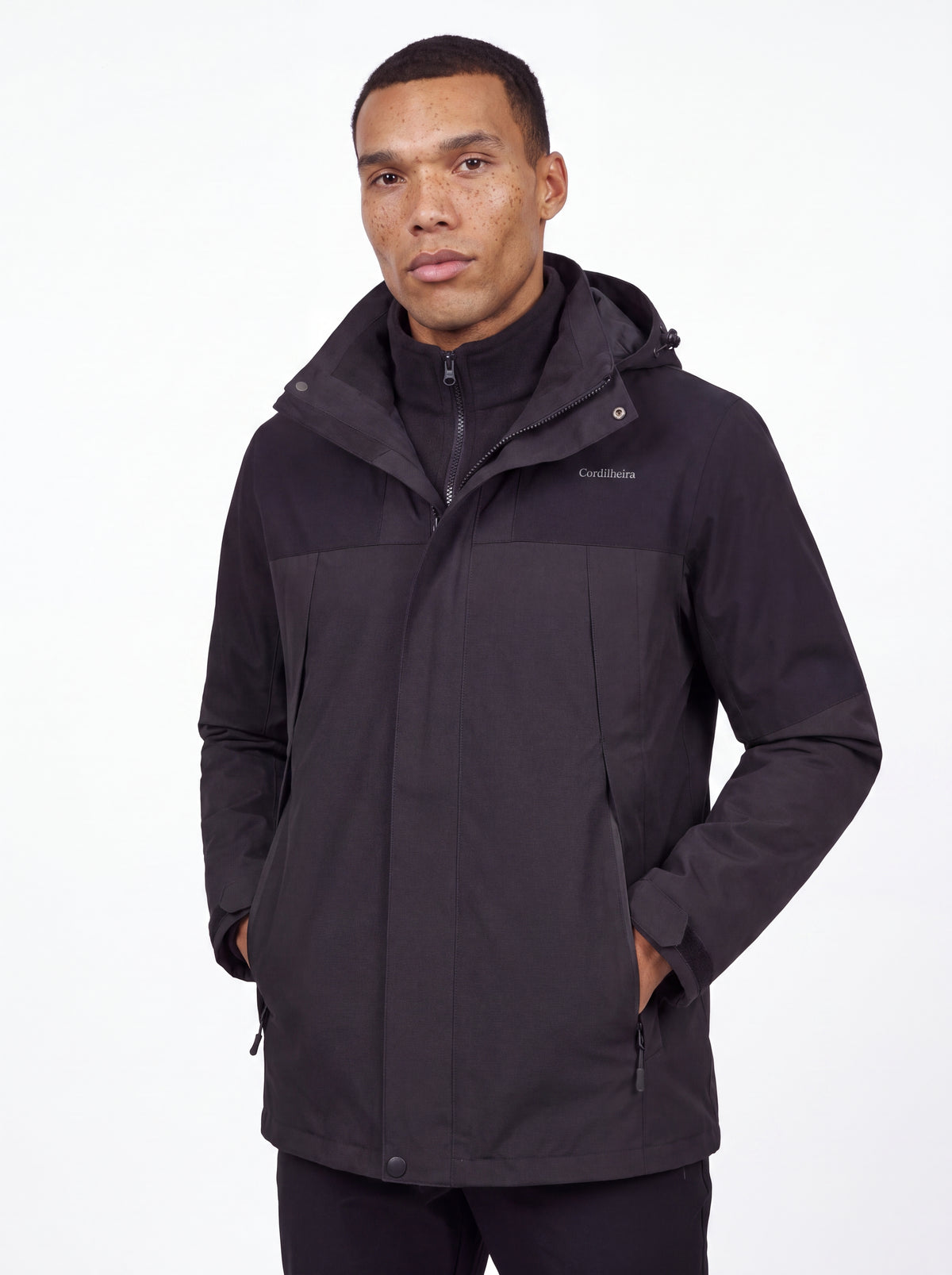 Jaqueta 3 em 1 Cordilheira Outlander aplicada em modelo em 4K, Roupa da Marca Cordilheira com Boa qualidade e acabamento Confiável.