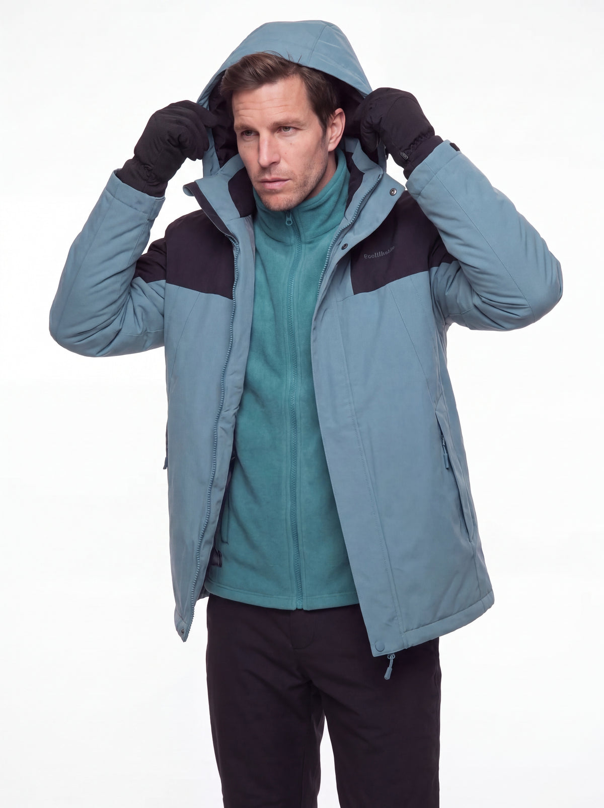 Modelo vestindo capuz da Jaqueta 3 em 1 Cordilheira Outlander, Roupa da Marca Cordilheira com Boa proteção Confiável para frio, vento e neve.