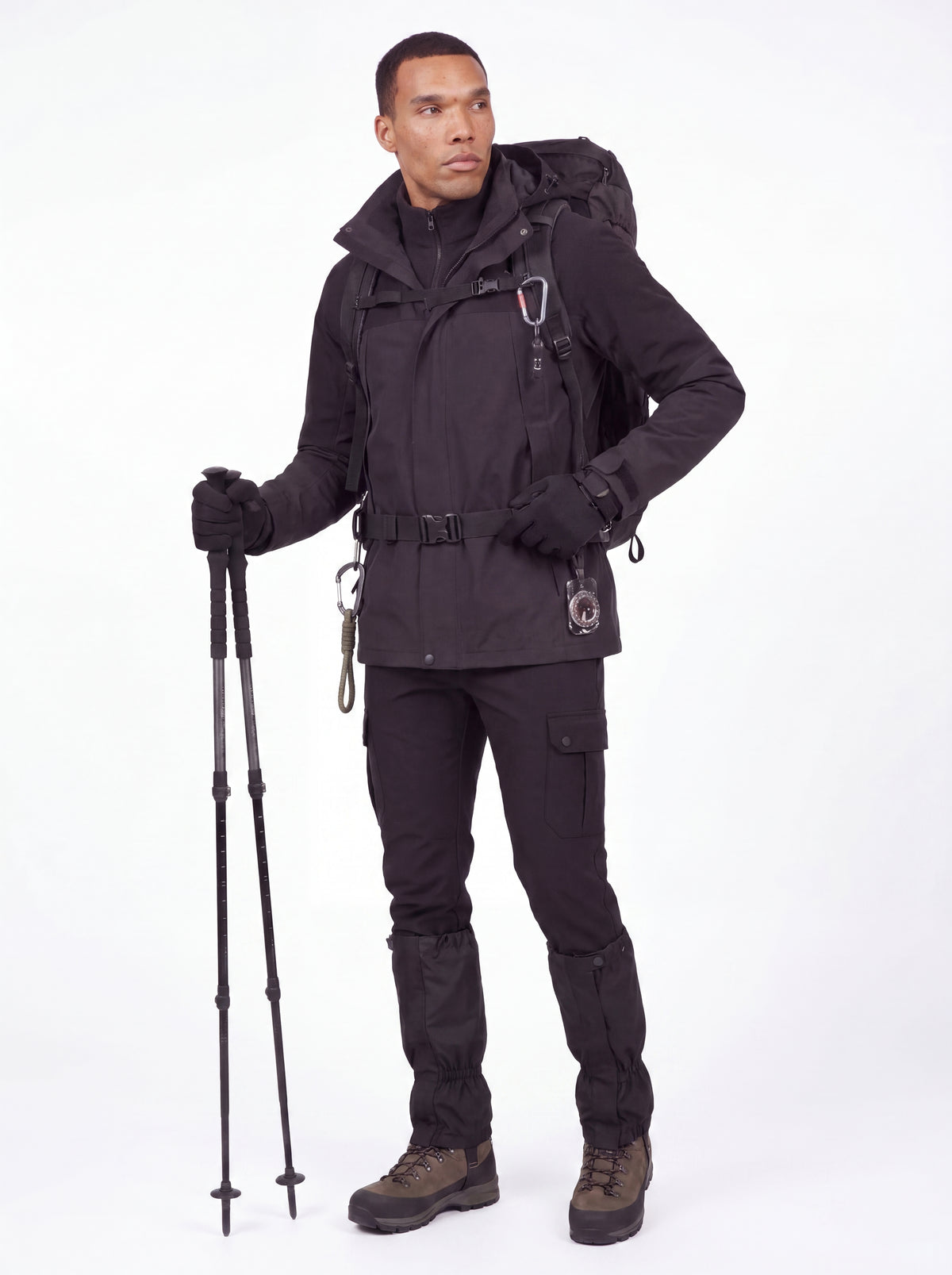 Modelo em pose séria de corpo inteiro com Jaqueta 3 em 1 Cordilheira Outlander, Roupa da Marca Cordilheira com Boa resistência Confiável.