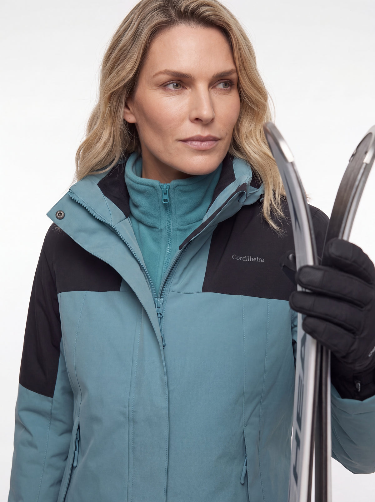 Editorial close-up da Jaqueta 3 em 1 Cordilheira Outlander para ski, Roupa da Marca Cordilheira com Boa qualidade e proteção Confiável para neve.