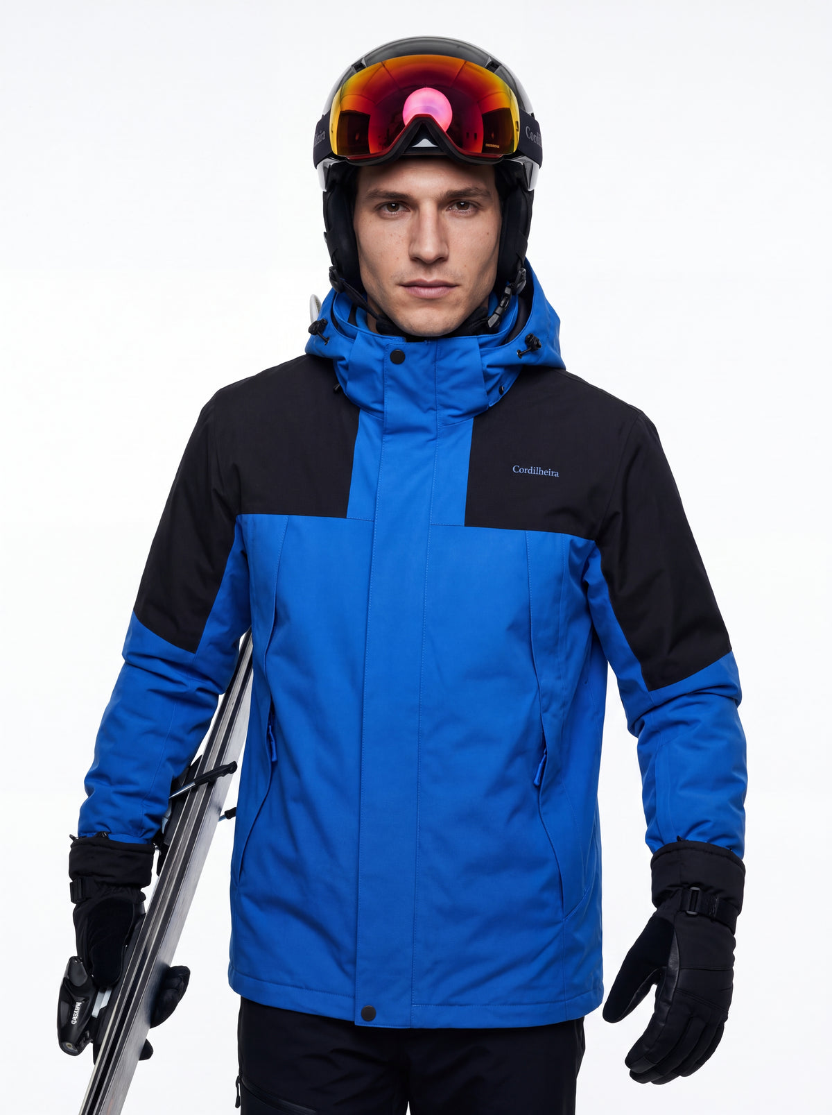 Modelo vestindo Jaqueta 3 em 1 Cordilheira Outlander com esquis, Roupa da Marca Cordilheira com Boa proteção e desempenho Confiável para neve.