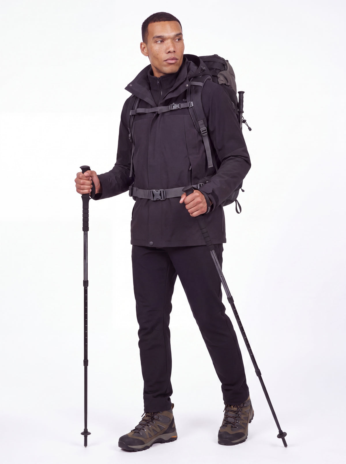 Modelo usando equipamento hiking com Jaqueta 3 em 1 Cordilheira Outlander, Roupa da Marca Cordilheira com Boa proteção e desempenho Confiável.