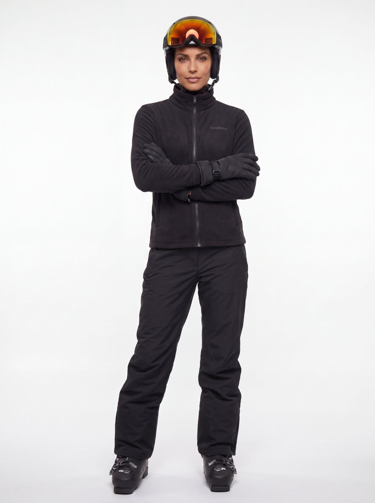 Modelo usando Jaqueta 3 em 1 Cordilheira Outlander em pose outdoor, Roupa da Marca Cordilheira com Boa resistência e proteção Confiável para frio e aventura.