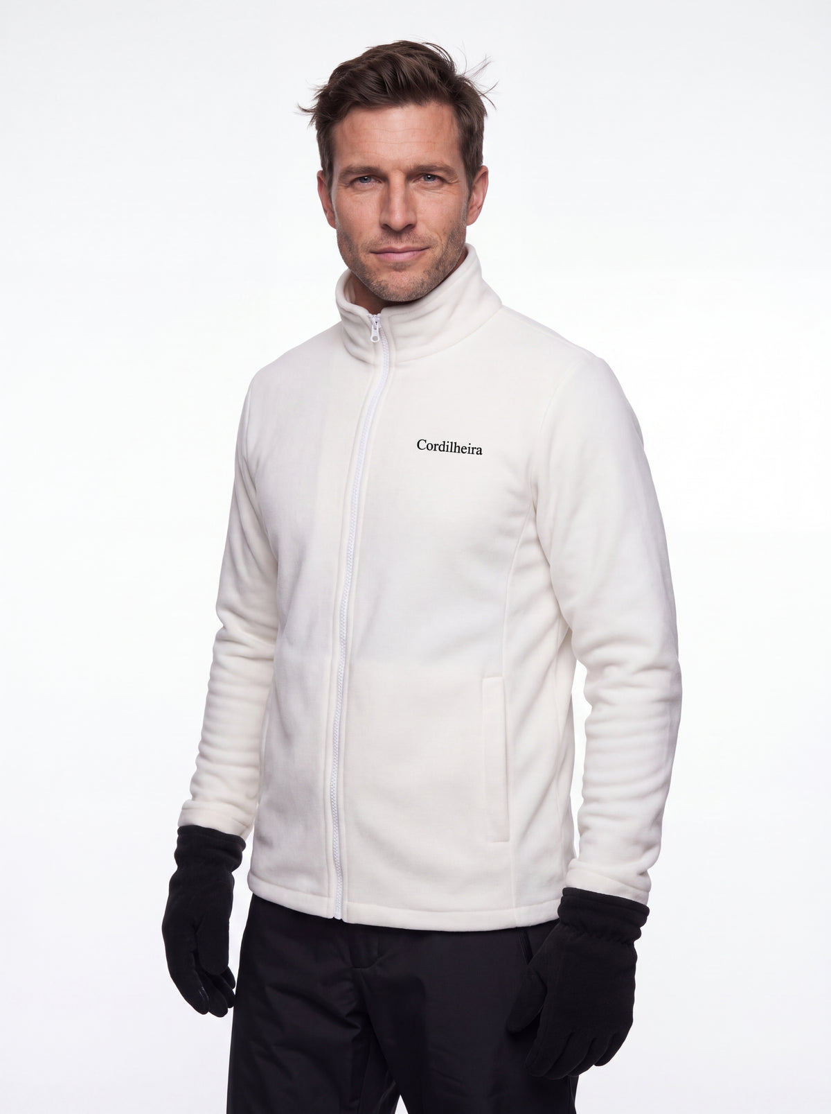 Modelo usando Jaqueta 3 em 1 Cordilheira Outlander com calça em foto de produto, Roupa da Marca Cordilheira com Boa qualidade Confiável.