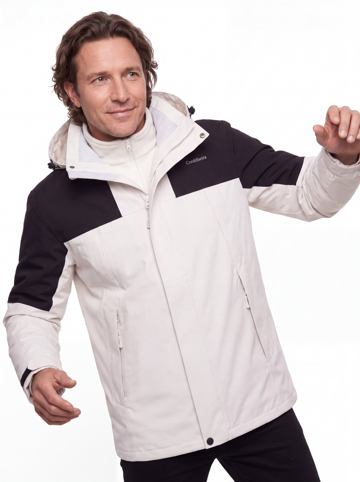 Modelo usando Jaqueta 3 em 1 Cordilheira Outlander com logo, Roupa da Marca Cordilheira com Boa qualidade e acabamento Confiável.