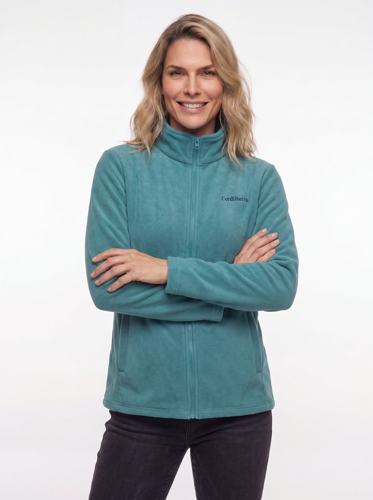 Modelo posando com logo preservada da Jaqueta 3 em 1 Cordilheira Outlander, Roupa da Marca Cordilheira com Boa apresentação Confiável.