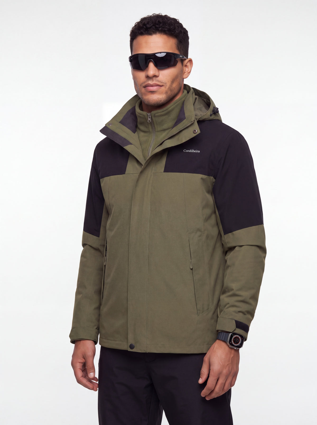 Modelo usando Jaqueta 3 em 1 Cordilheira Outlander em 4K, Roupa da Marca Cordilheira com Boa proteção Confiável para neve e frio.