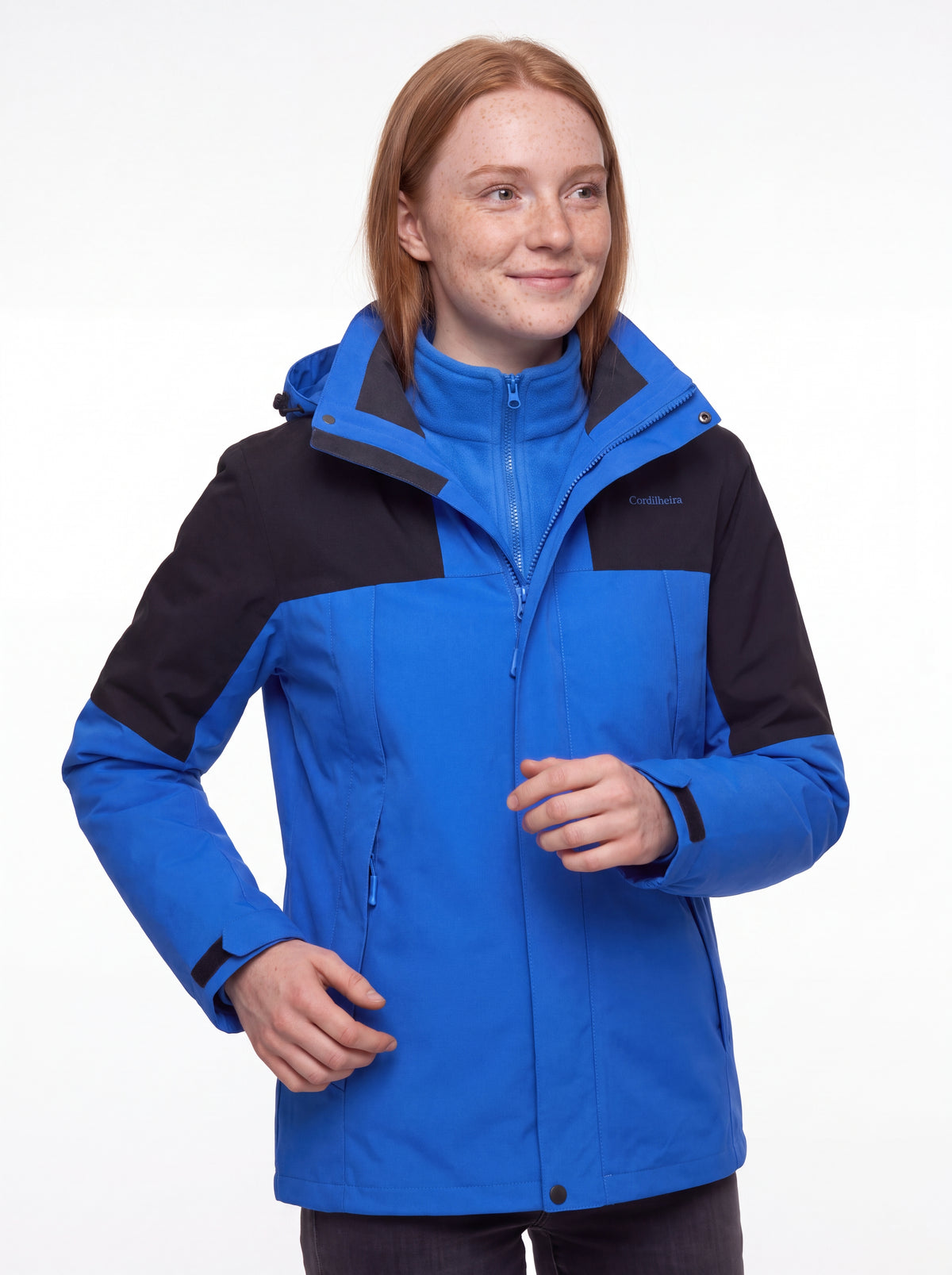 Modelo usando Jaqueta 3 em 1 Cordilheira Outlander em fundo branco, Roupa da Marca Cordilheira com Boa proteção e apresentação Confiável.