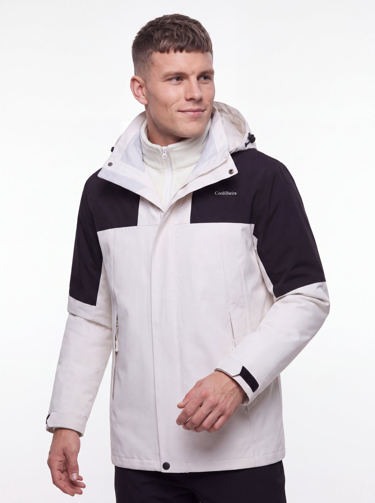 Modelo usando Jaqueta 3 em 1 Cordilheira Outlander em fundo branco, Roupa da Marca Cordilheira com Boa apresentação e visual Confiável.