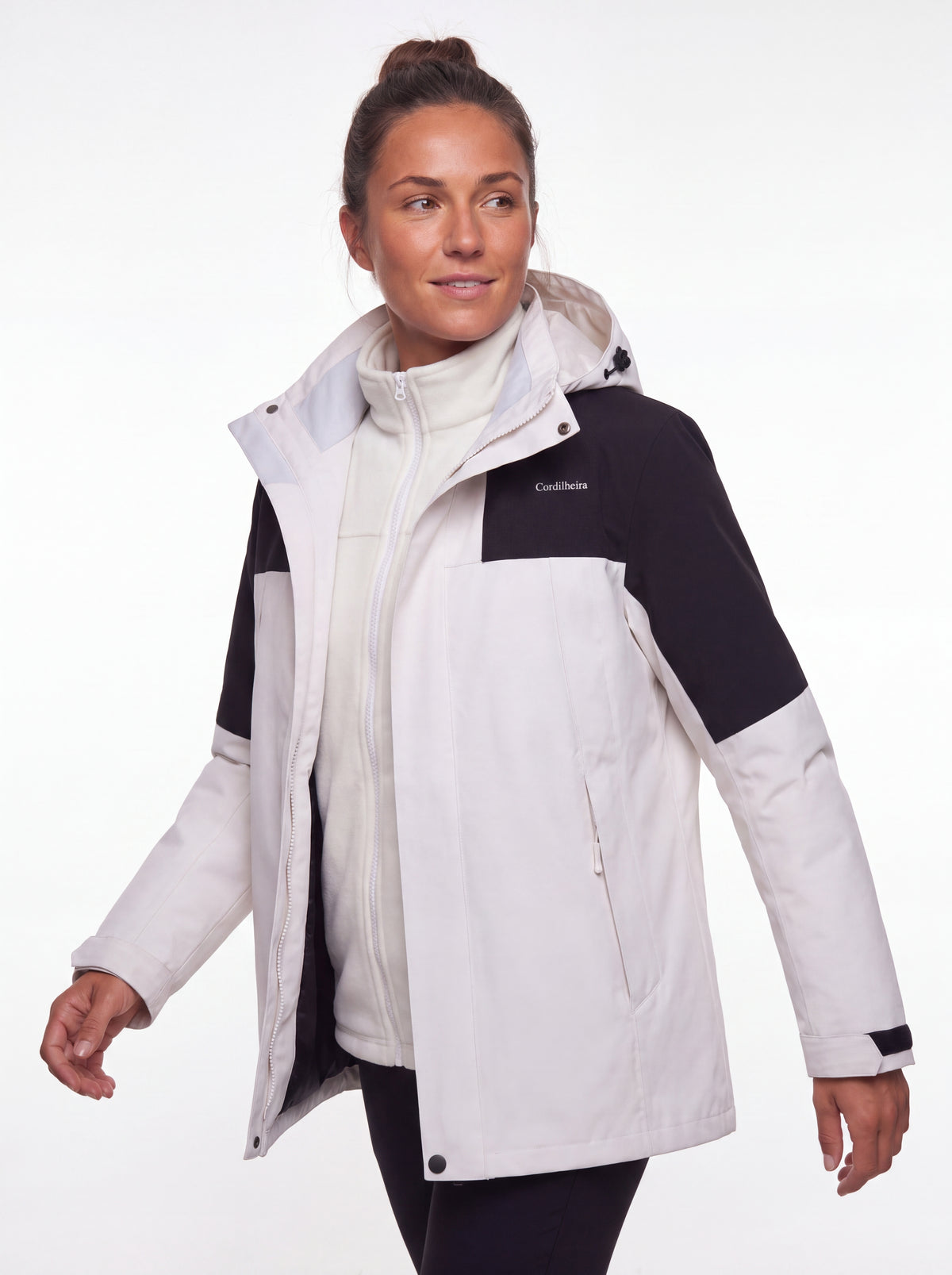 Modelo posando com Jaqueta 3 em 1 Cordilheira Outlander em 4K, Roupa da Marca Cordilheira com Boa apresentação e uso Confiável.
