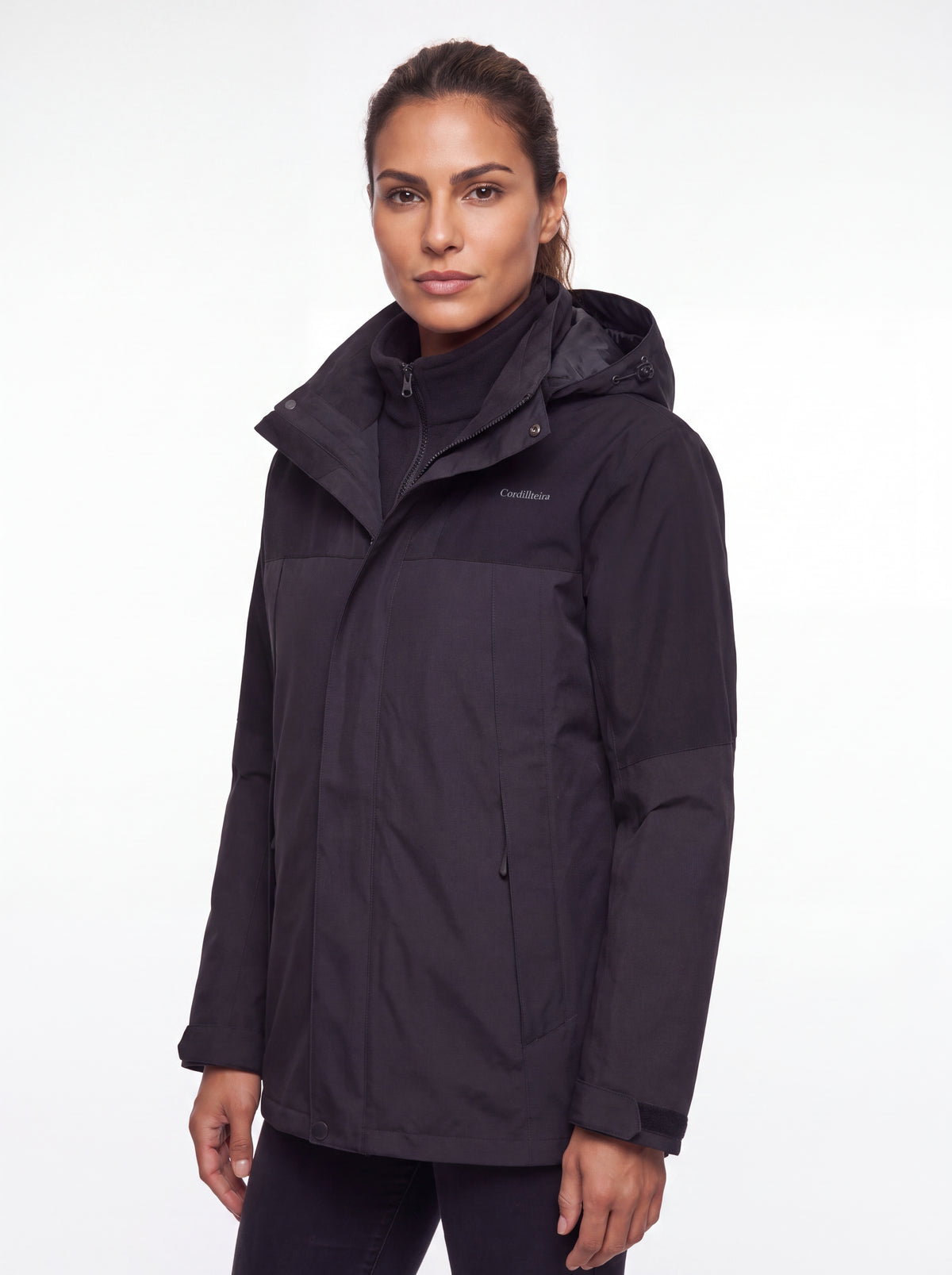 Modelo em pose com Jaqueta 3 em 1 Cordilheira Outlander em 4K, Roupa da Marca Cordilheira com Boa resistência e visual Confiável.