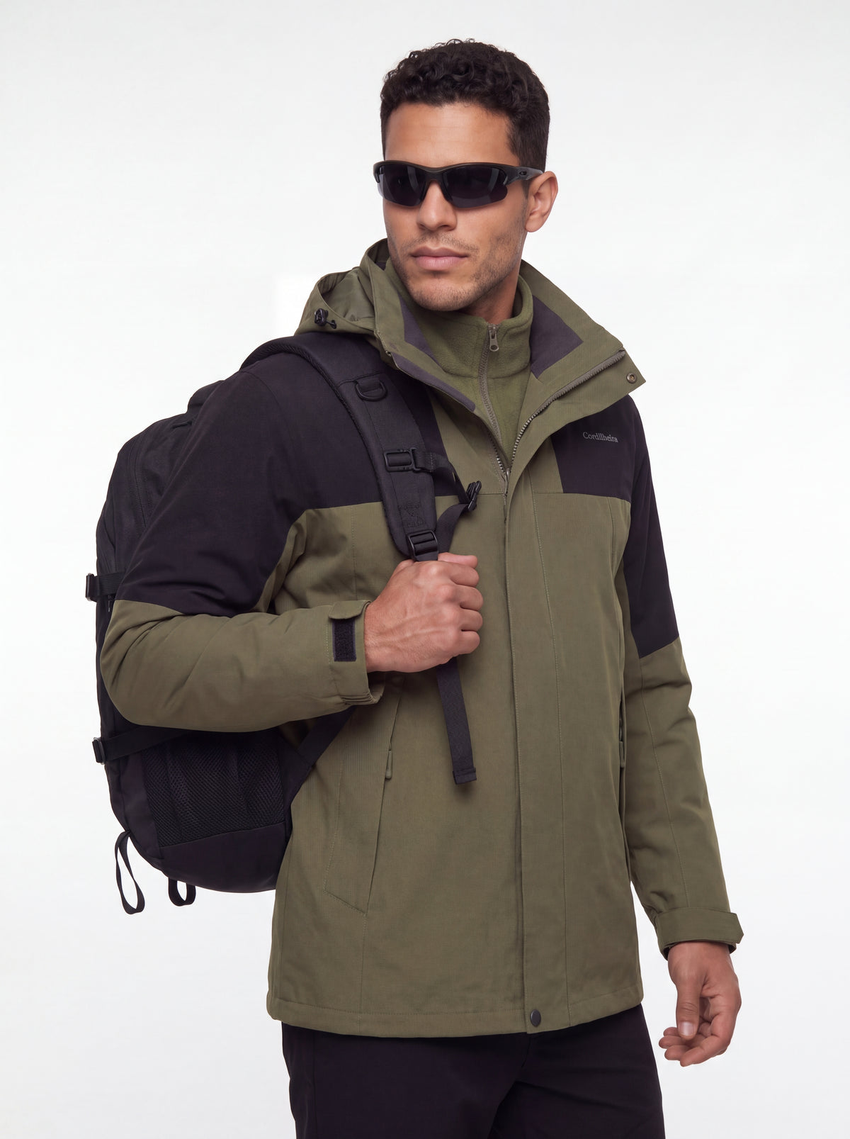 Pose alternativa com Jaqueta 3 em 1 Cordilheira Outlander, Roupa da Marca Cordilheira com Boa qualidade e acabamento Confiável.