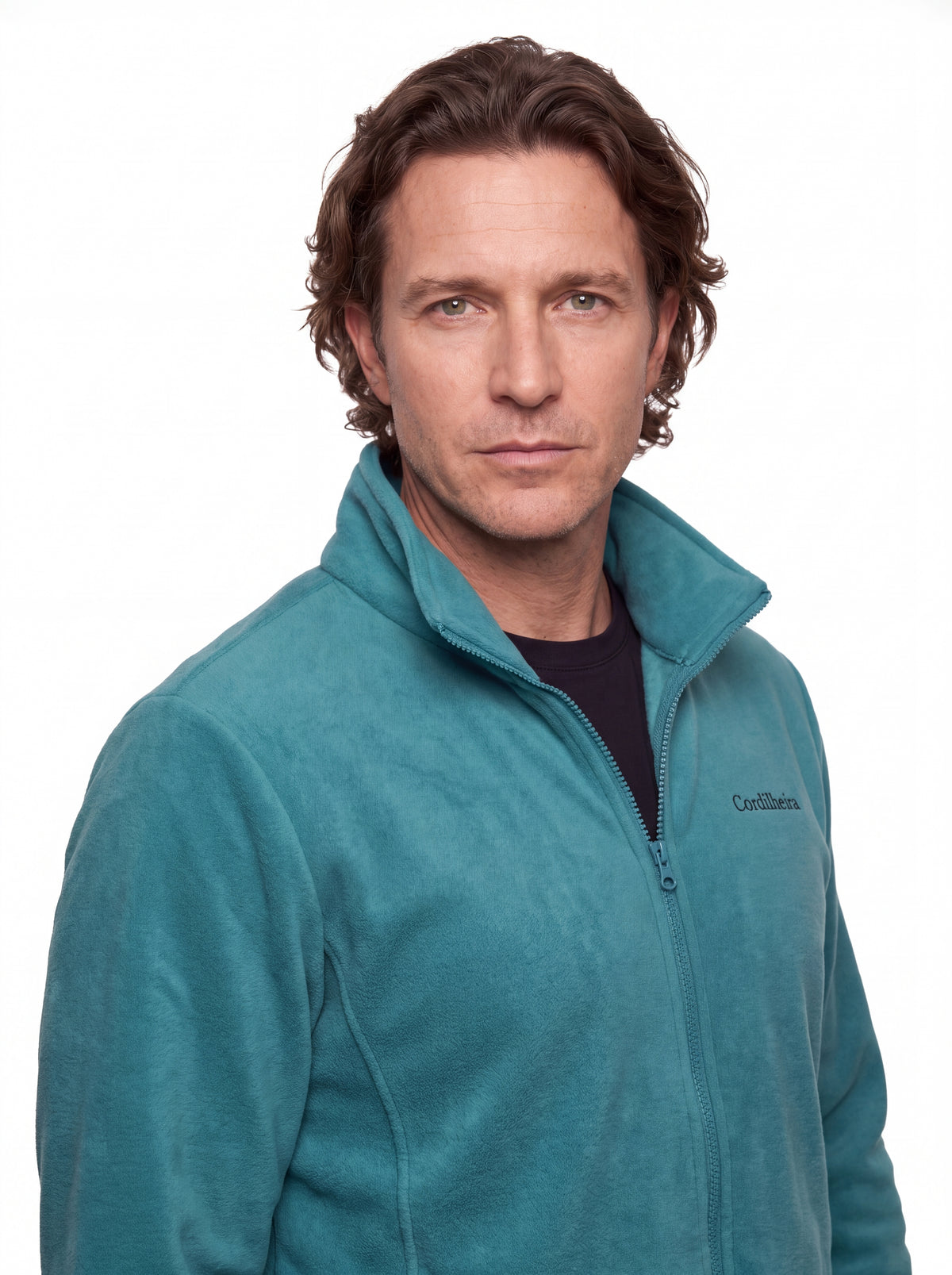 Modelo com Jaqueta 3 em 1 Cordilheira Outlander em pose 4K, Roupa da Marca Cordilheira com Boa qualidade e visual Confiável.