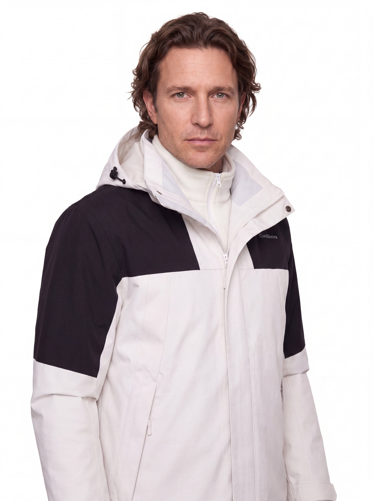 Modelo em pose com Jaqueta 3 em 1 Cordilheira Outlander, Roupa da Marca Cordilheira com Boa qualidade e uso Confiável para frio.
