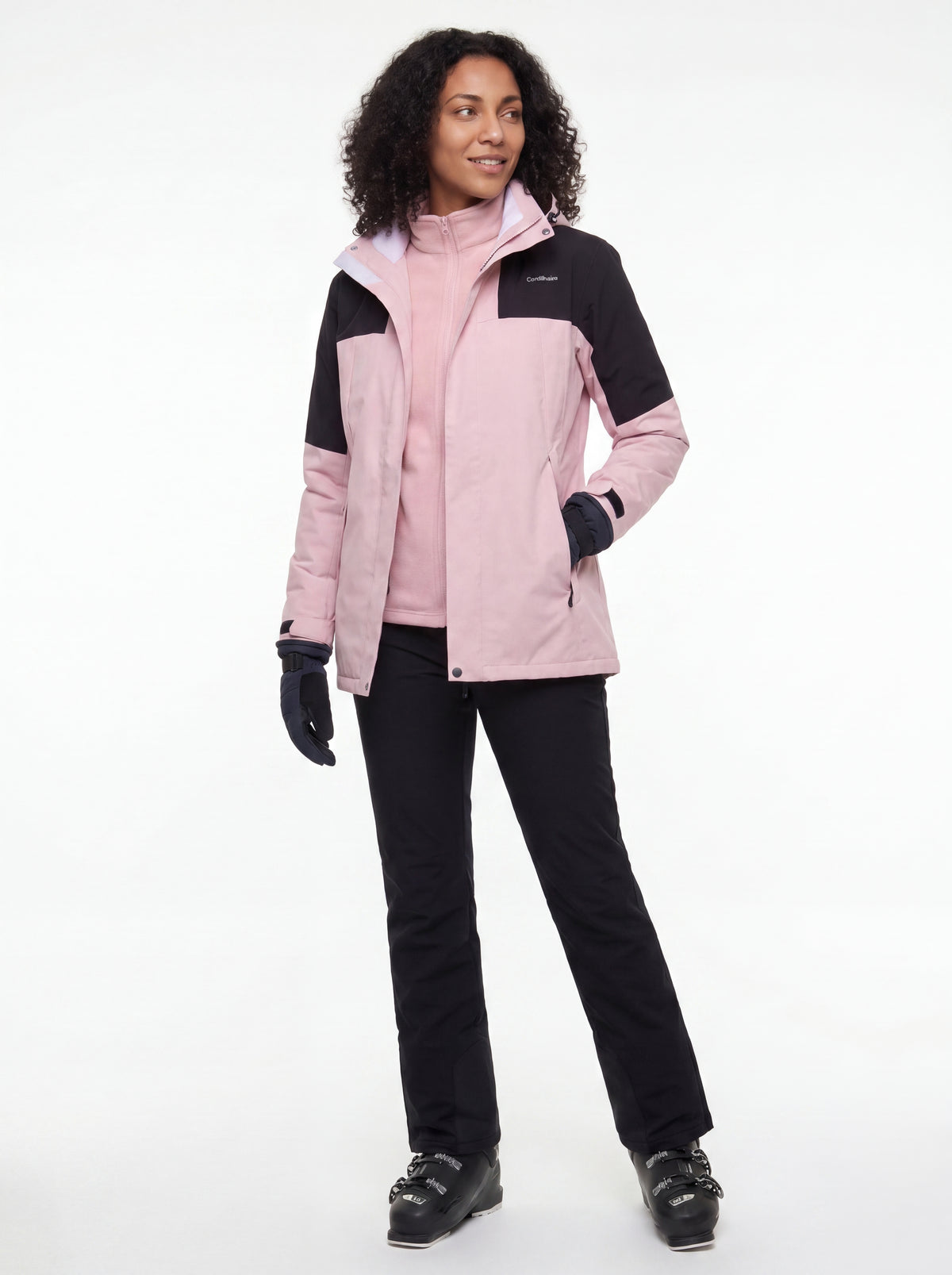 Modelo em pose sem equipamento usando Jaqueta 3 em 1 Cordilheira Outlander, Roupa da Marca Cordilheira com Boa qualidade e uso Confiável para outdoor.