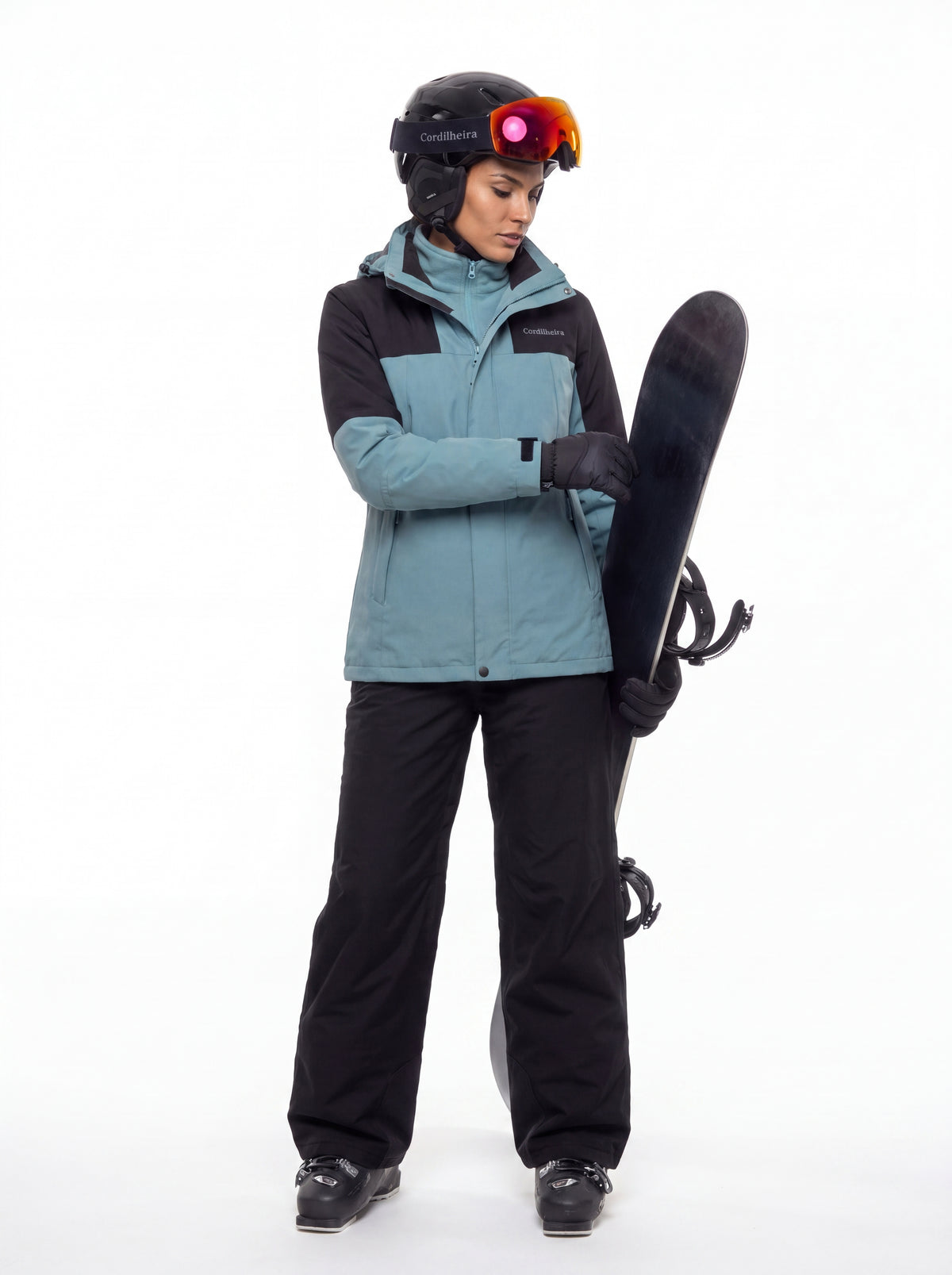 Modelo em pose séria com Jaqueta 3 em 1 Cordilheira Outlander, Roupa da Marca Cordilheira com Boa qualidade e visual Confiável para produto.