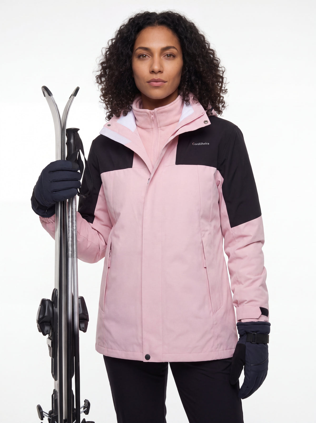 Modelo em pose séria com Jaqueta 3 em 1 Cordilheira Outlander, Roupa da Marca Cordilheira com Boa qualidade e apresentação Confiável.