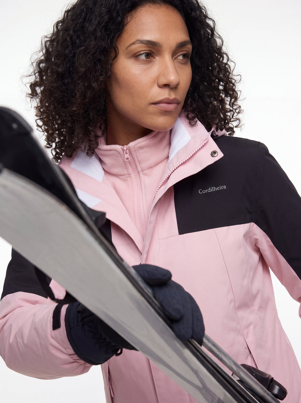 Modelo usando Jaqueta 3 em 1 Cordilheira Outlander em 4K, Roupa da Marca Cordilheira com Boa resistência e desempenho Confiável para frio e neve.