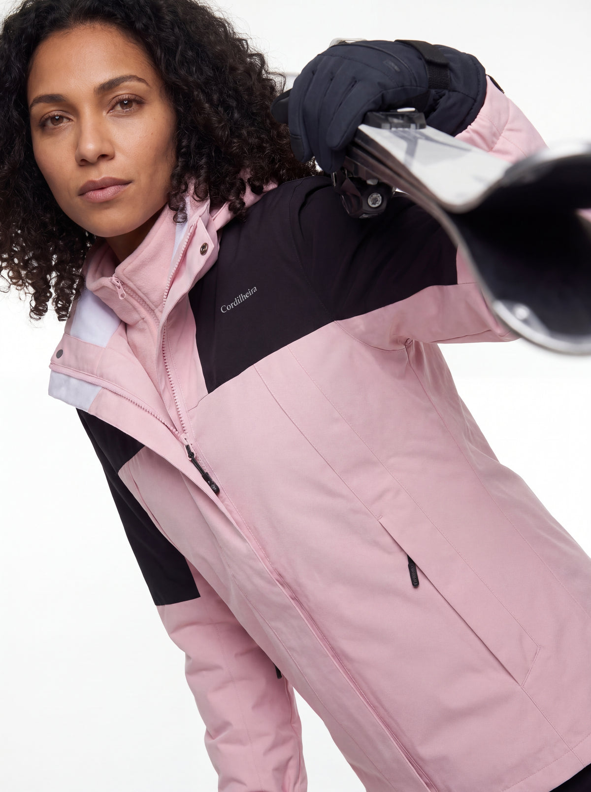 Modelo usando Jaqueta 3 em 1 Cordilheira Outlander em ambiente de ski, Roupa da Marca Cordilheira com Boa proteção Confiável para neve.
