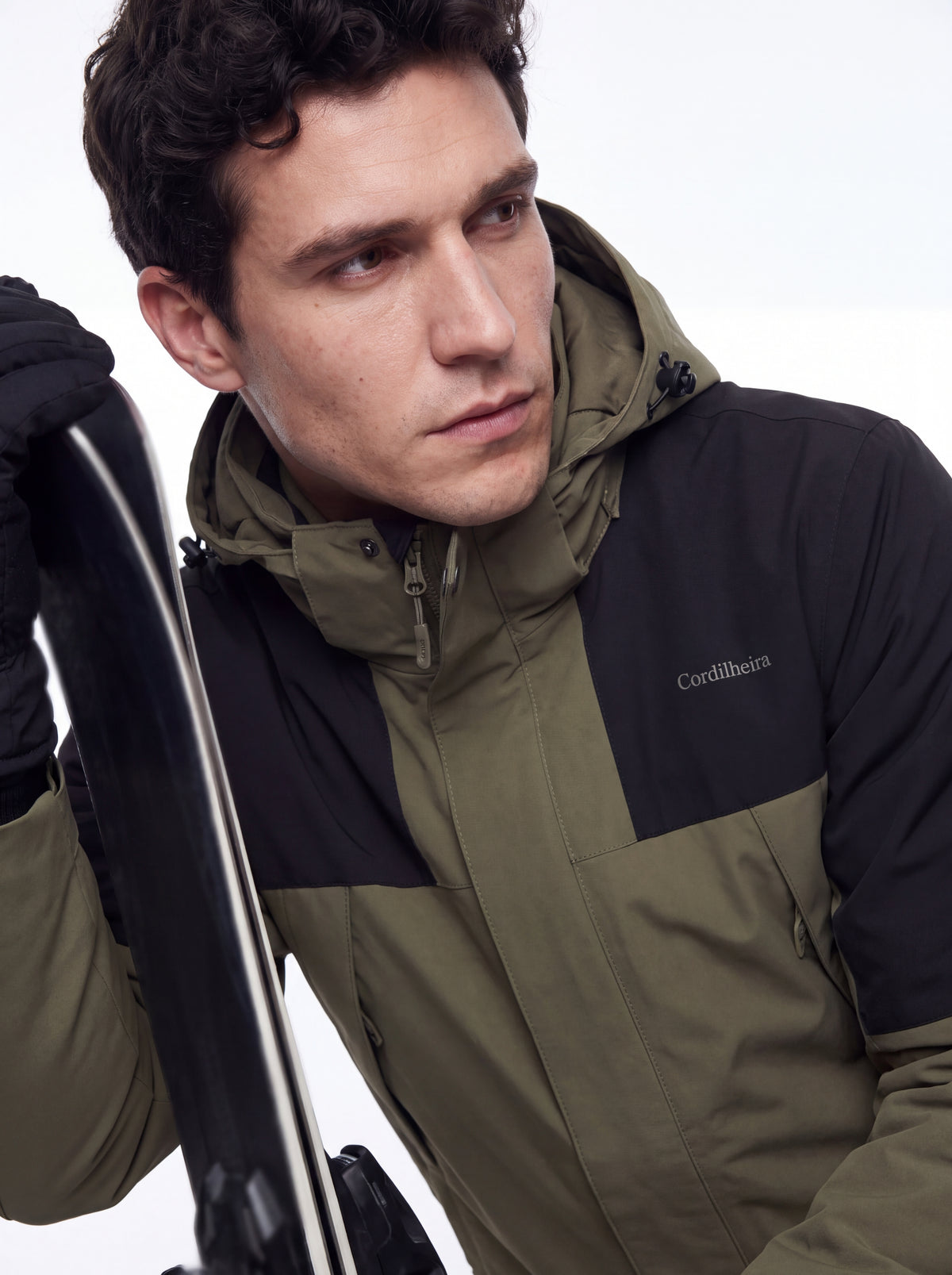 Modelo usando Jaqueta 3 em 1 Cordilheira Outlander em ski, Roupa da Marca Cordilheira com Boa resistência e proteção Confiável para neve.