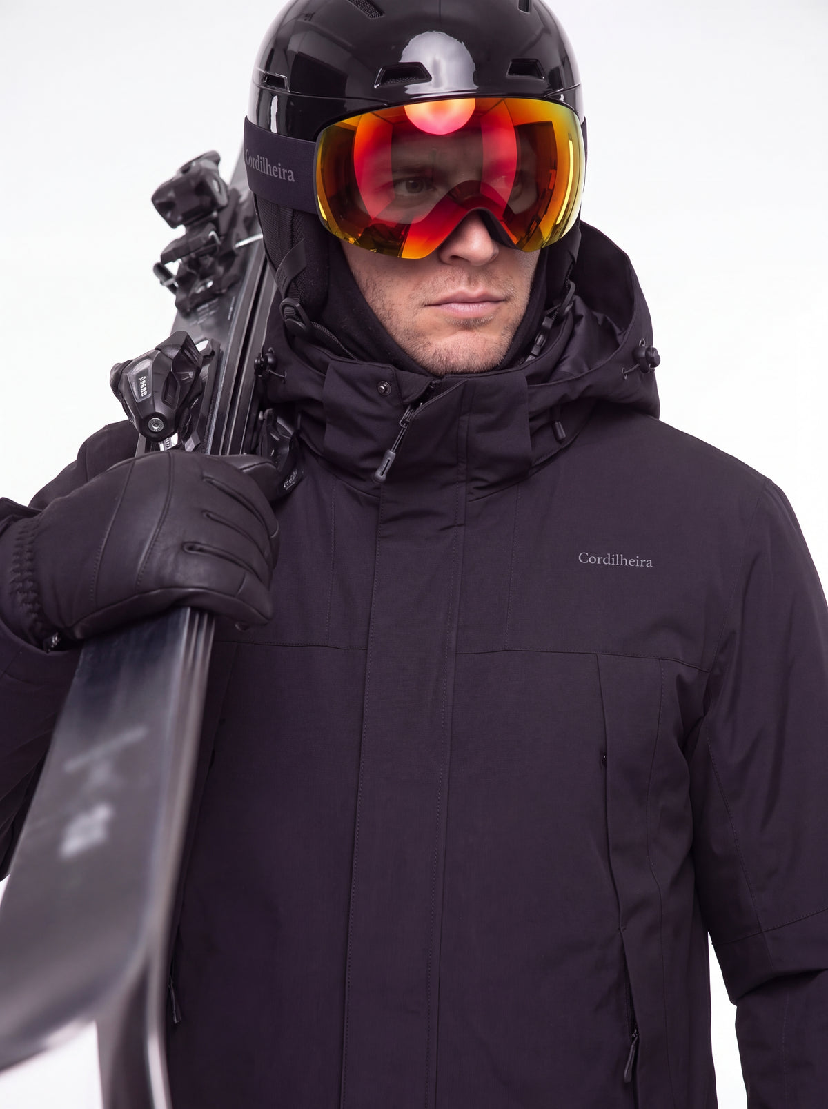 Modelo usando Jaqueta 3 em 1 Cordilheira Outlander para ski, Roupa da Marca Cordilheira com Boa qualidade e proteção Confiável.