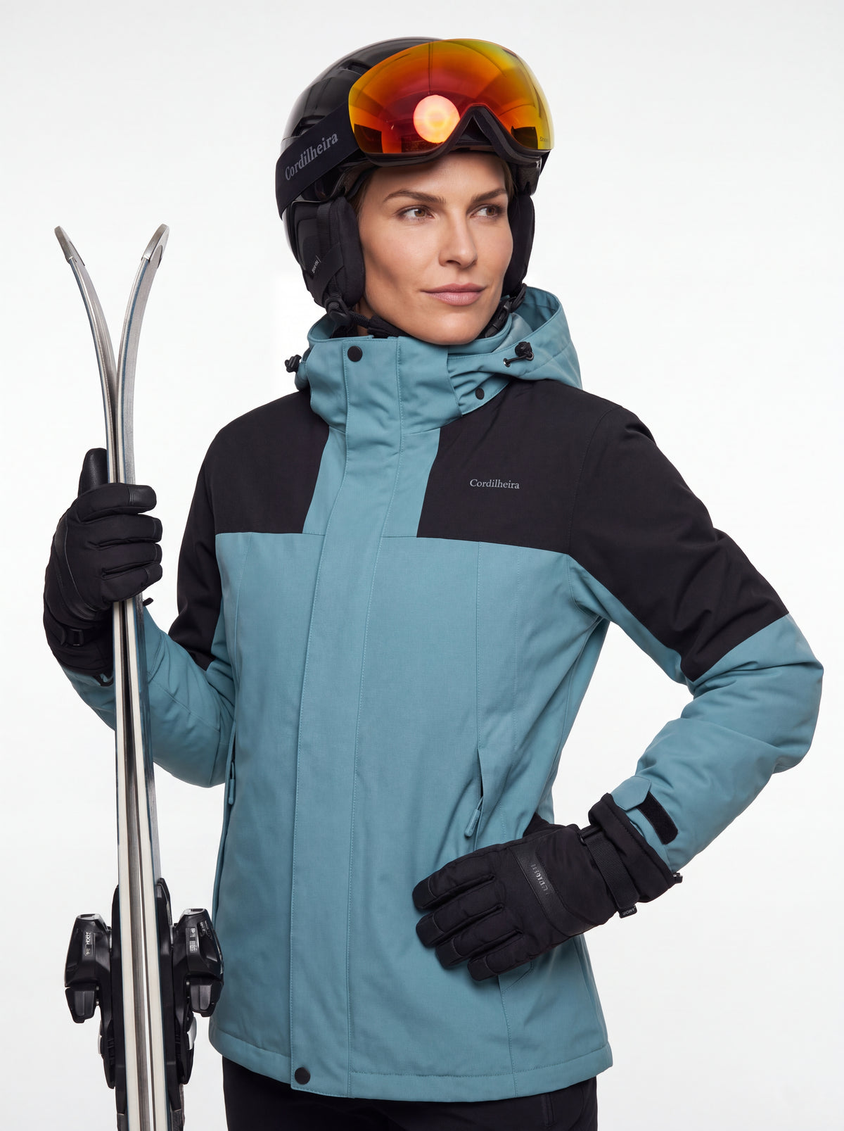 Modelo usando Jaqueta 3 em 1 Cordilheira Outlander com skis, Roupa da Marca Cordilheira com Boa resistência e proteção Confiável para neve.