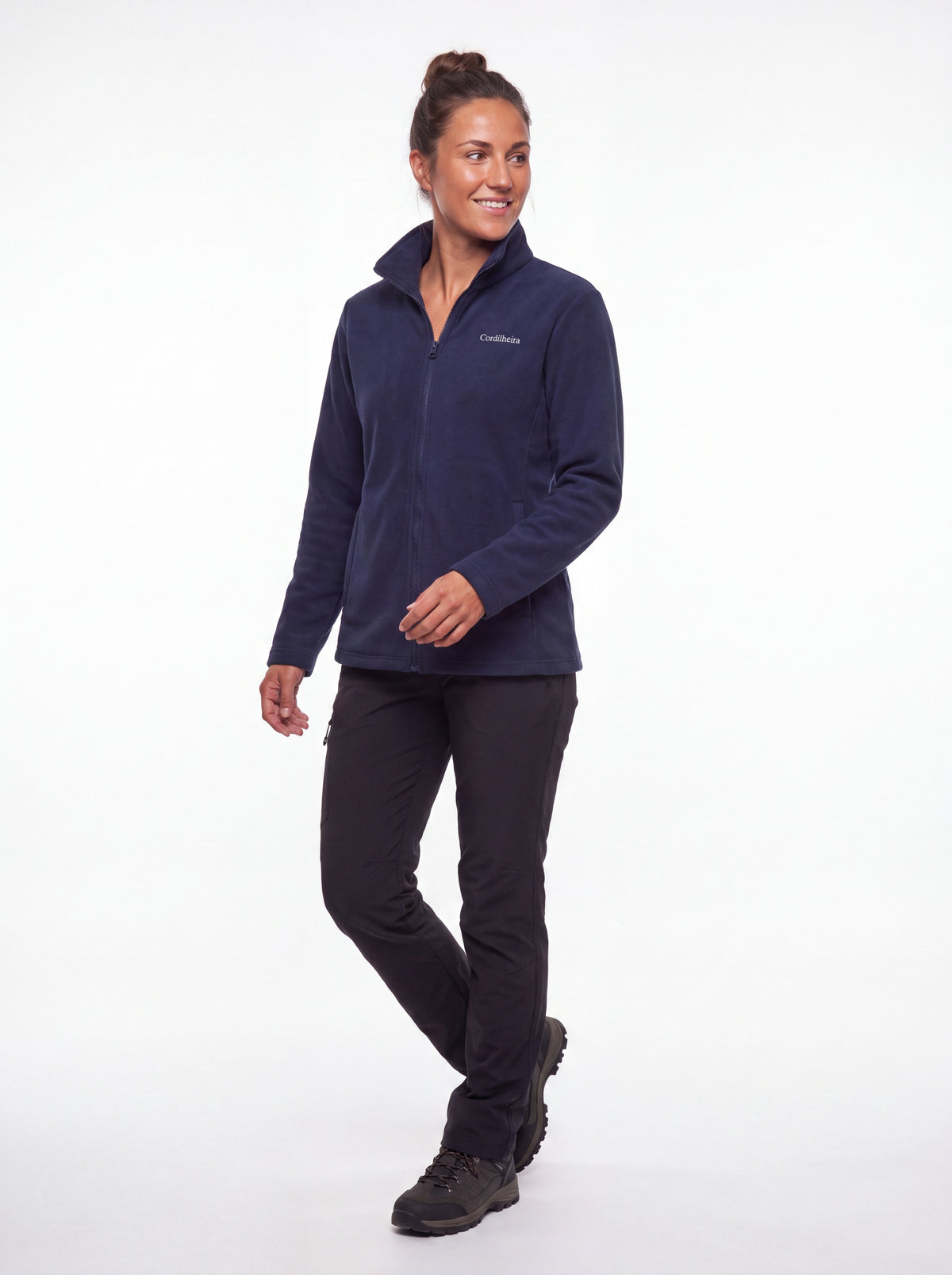 Modelo usando Jaqueta 3 em 1 Cordilheira Thermal Shield branca em 4K, Roupa da Marca Cordilheira com Boa proteção Confiável para inverno.