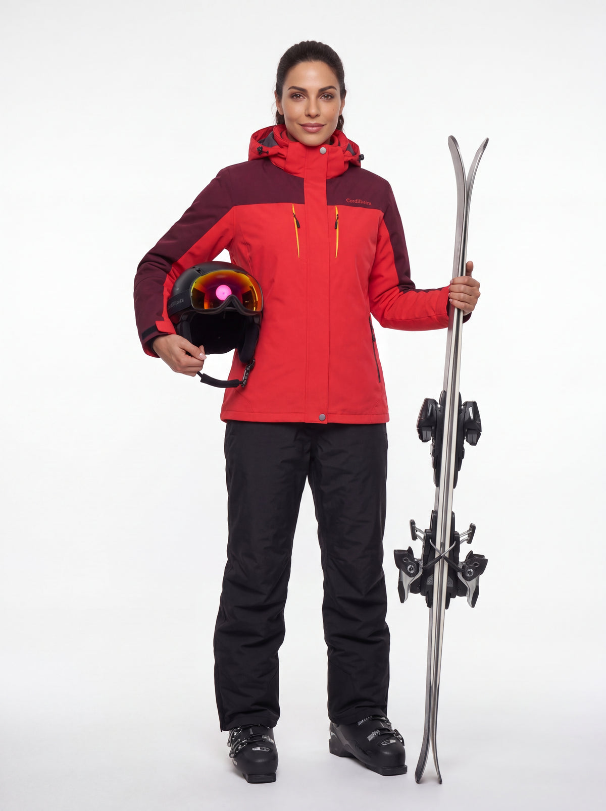 Modelo segurando capacete com Jaqueta 3 em 1 Cordilheira Thermal Shield, Roupa da Marca Cordilheira com Boa qualidade e uso Confiável para ski.