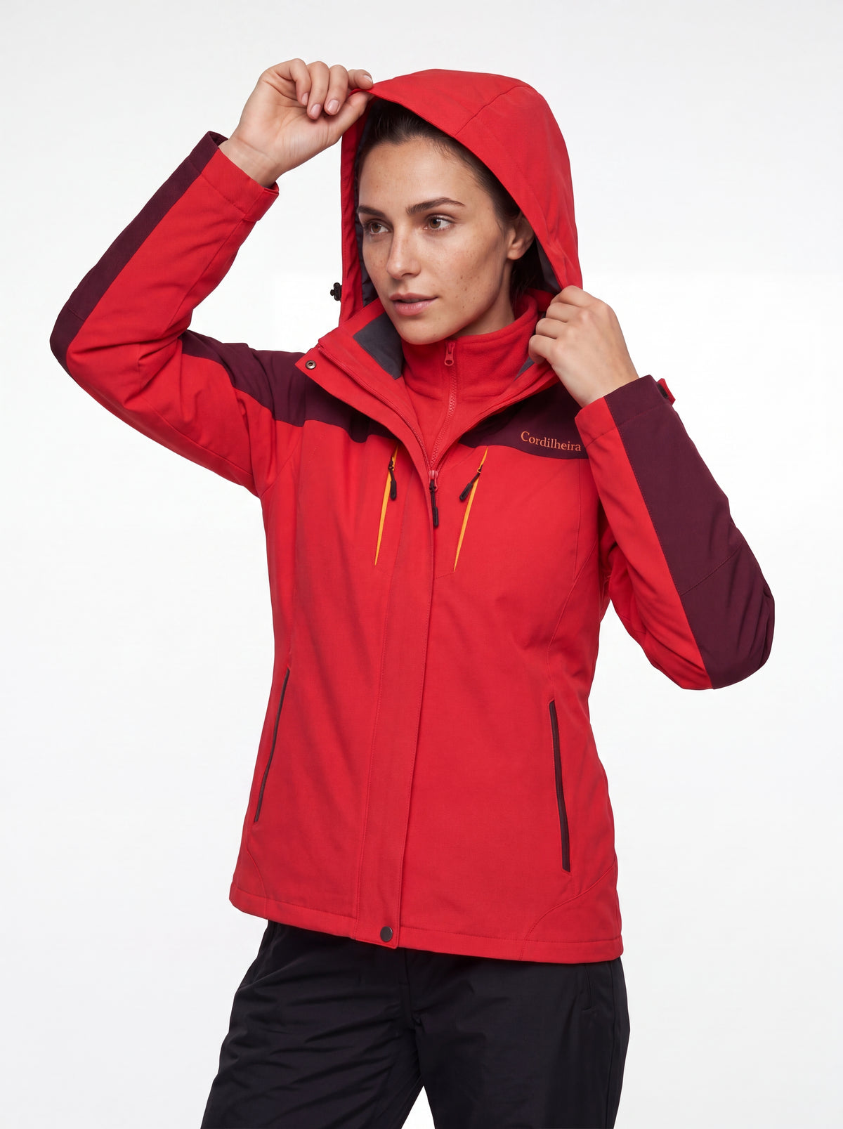 Modelo vestindo capuz da Jaqueta 3 em 1 Cordilheira Thermal Shield em 4K, Roupa da Marca Cordilheira com Boa proteção Confiável para frio.