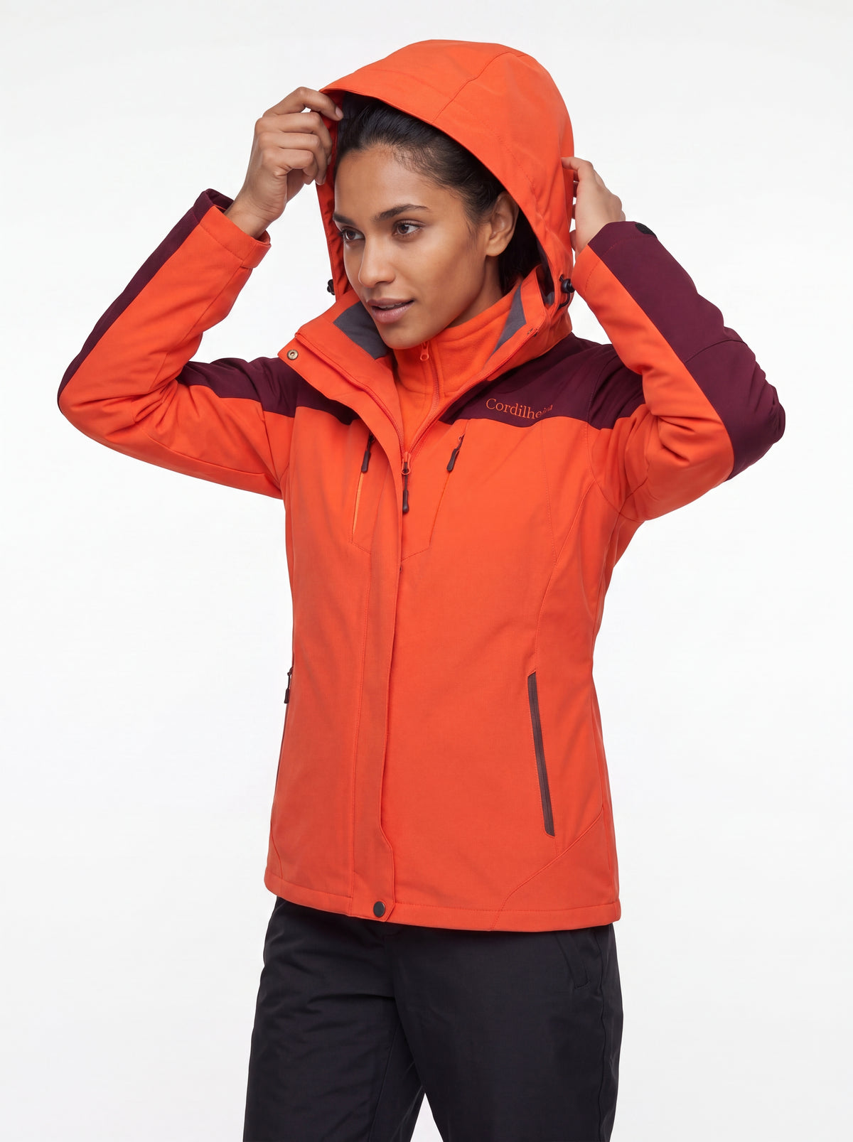 Modelo usando capuz da Jaqueta 3 em 1 Cordilheira Thermal Shield, Roupa da Marca Cordilheira com Boa proteção e conforto Confiável para neve.