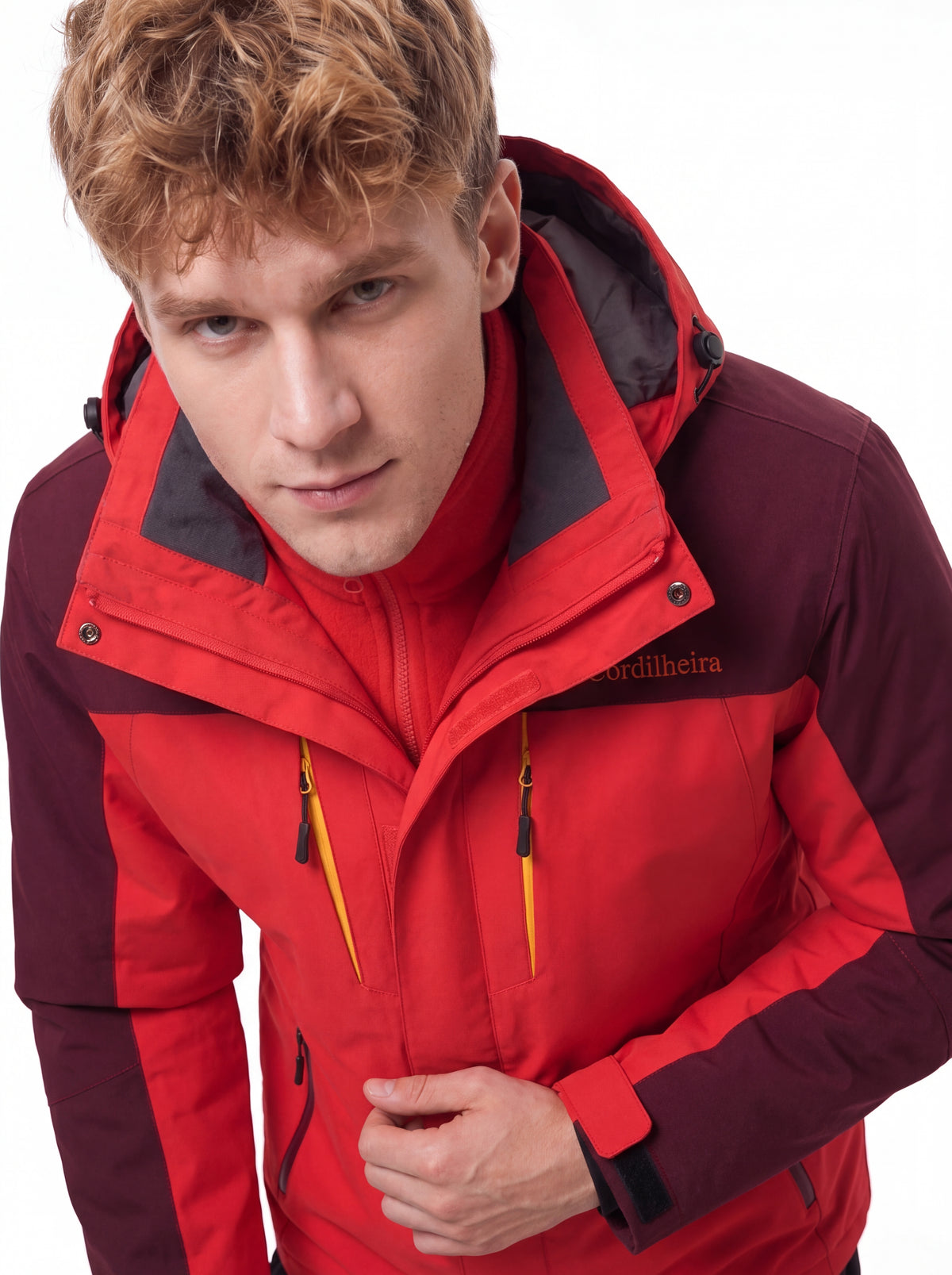 Close-up dos detalhes da Jaqueta 3 em 1 Cordilheira Thermal Shield em 4K, Roupa da Marca Cordilheira com Boa construção Confiável.