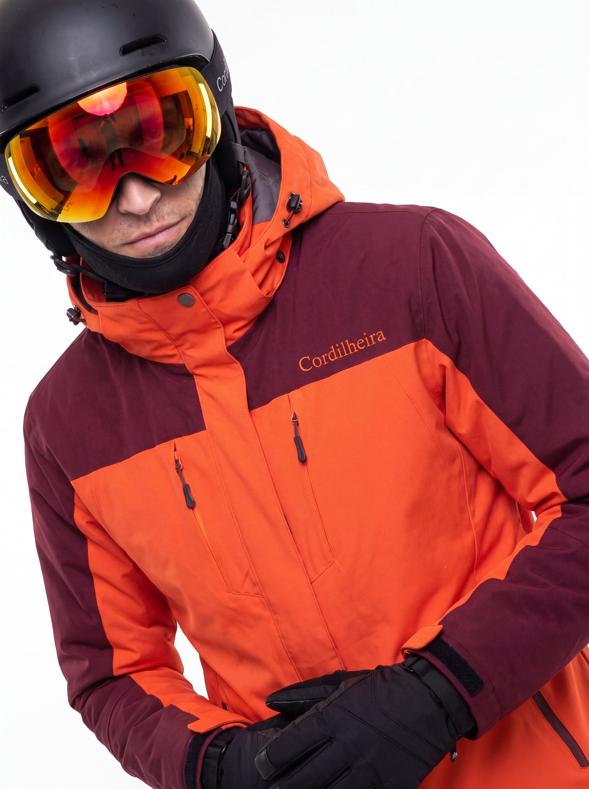 Modelo inclinado com Jaqueta 3 em 1 Cordilheira Thermal Shield, Roupa da Marca Cordilheira com Boa qualidade e acabamento Confiável.