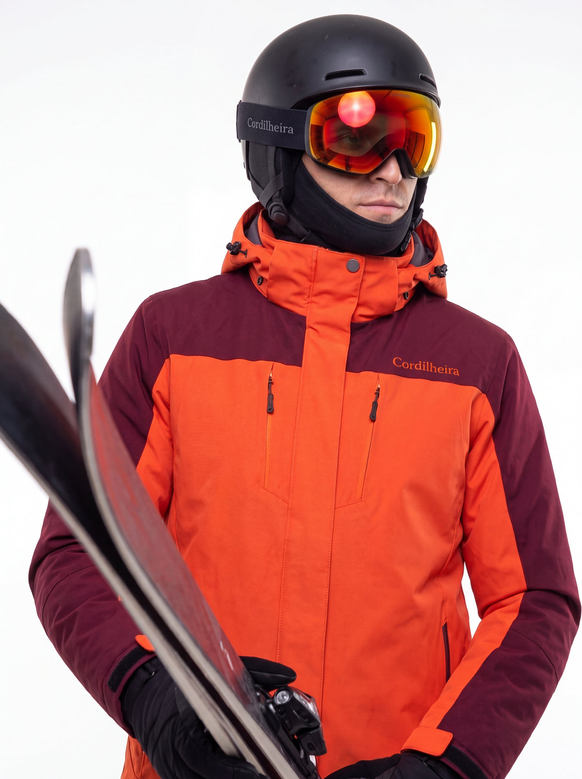 Close-up masculino com Jaqueta 3 em 1 Cordilheira Thermal Shield de ski, Roupa da Marca Cordilheira com Boa proteção e acabamento Confiável.