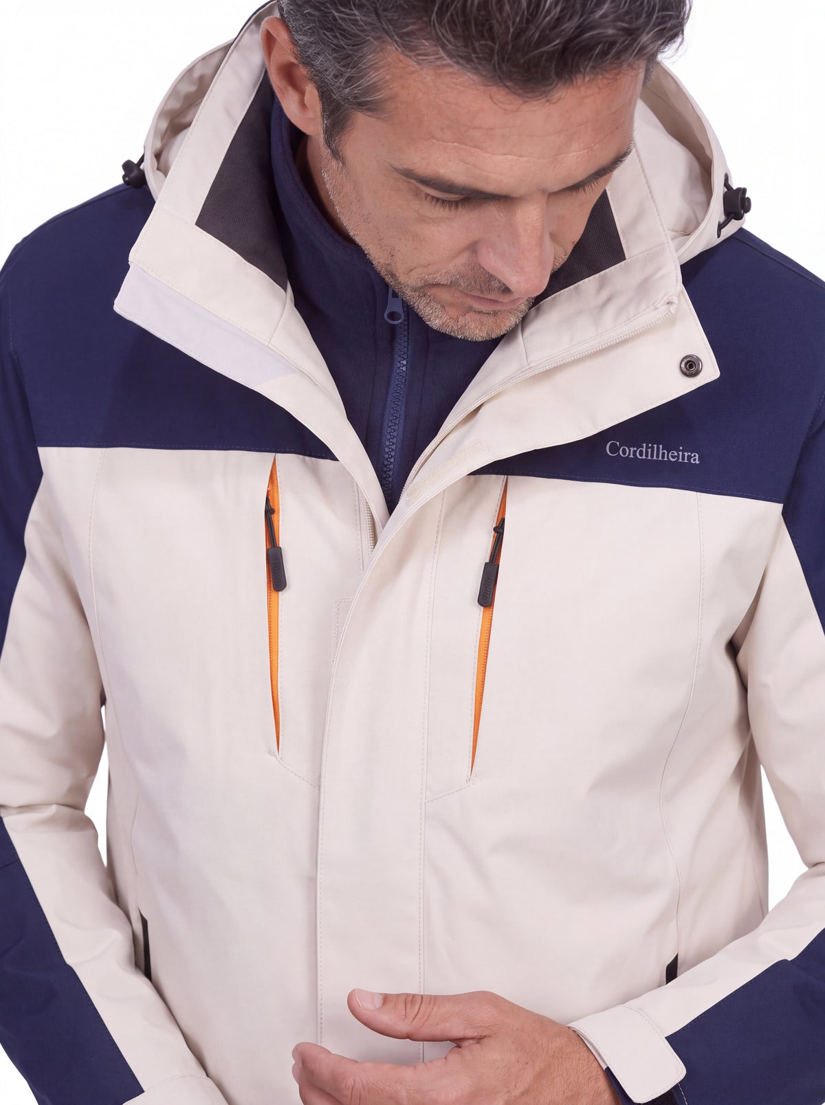 Modelo inclinado em close-up com Jaqueta 3 em 1 Cordilheira Thermal Shield, Roupa da Marca Cordilheira com Boa qualidade e acabamento Confiável.