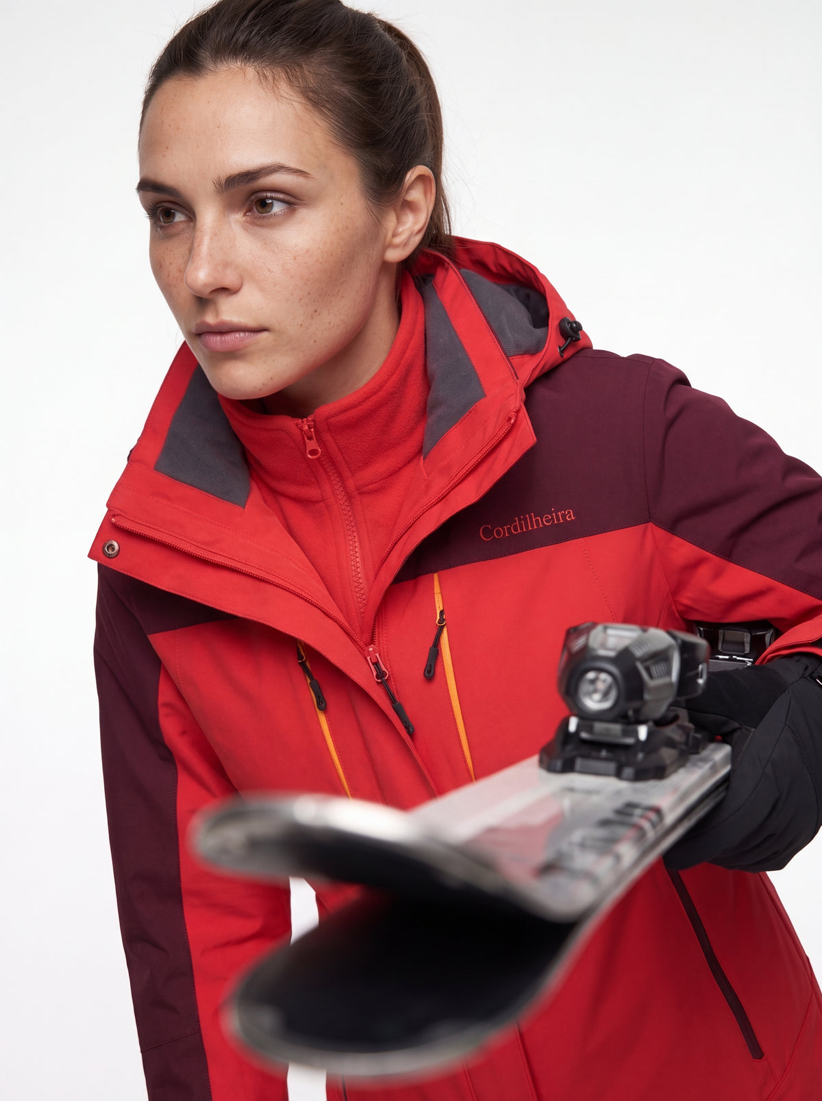 Editorial close-up da Jaqueta 3 em 1 Cordilheira Thermal Shield para ski, Roupa da Marca Cordilheira com Boa qualidade e proteção Confiável.