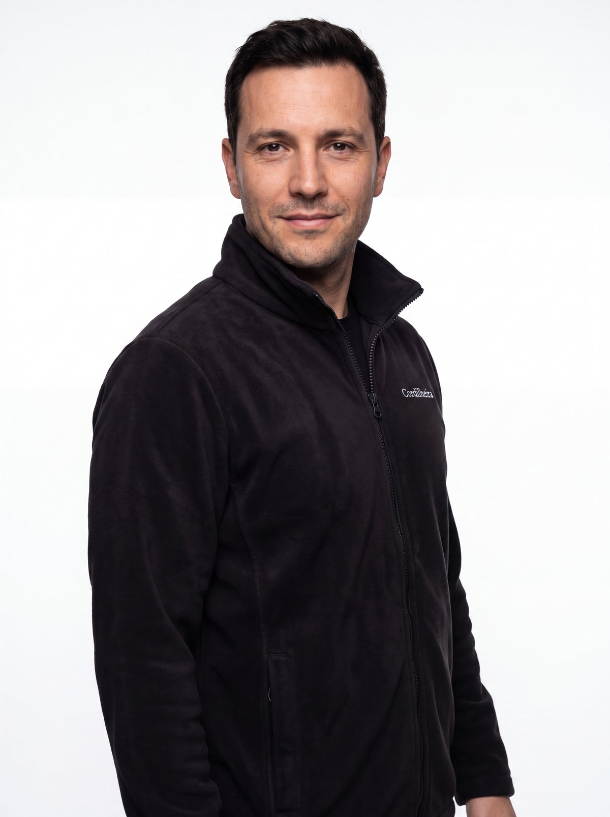 Modelo usando Jaqueta 3 em 1 Cordilheira Thermal Shield em estúdio, Roupa da Marca Cordilheira com Boa qualidade e acabamento Confiável.