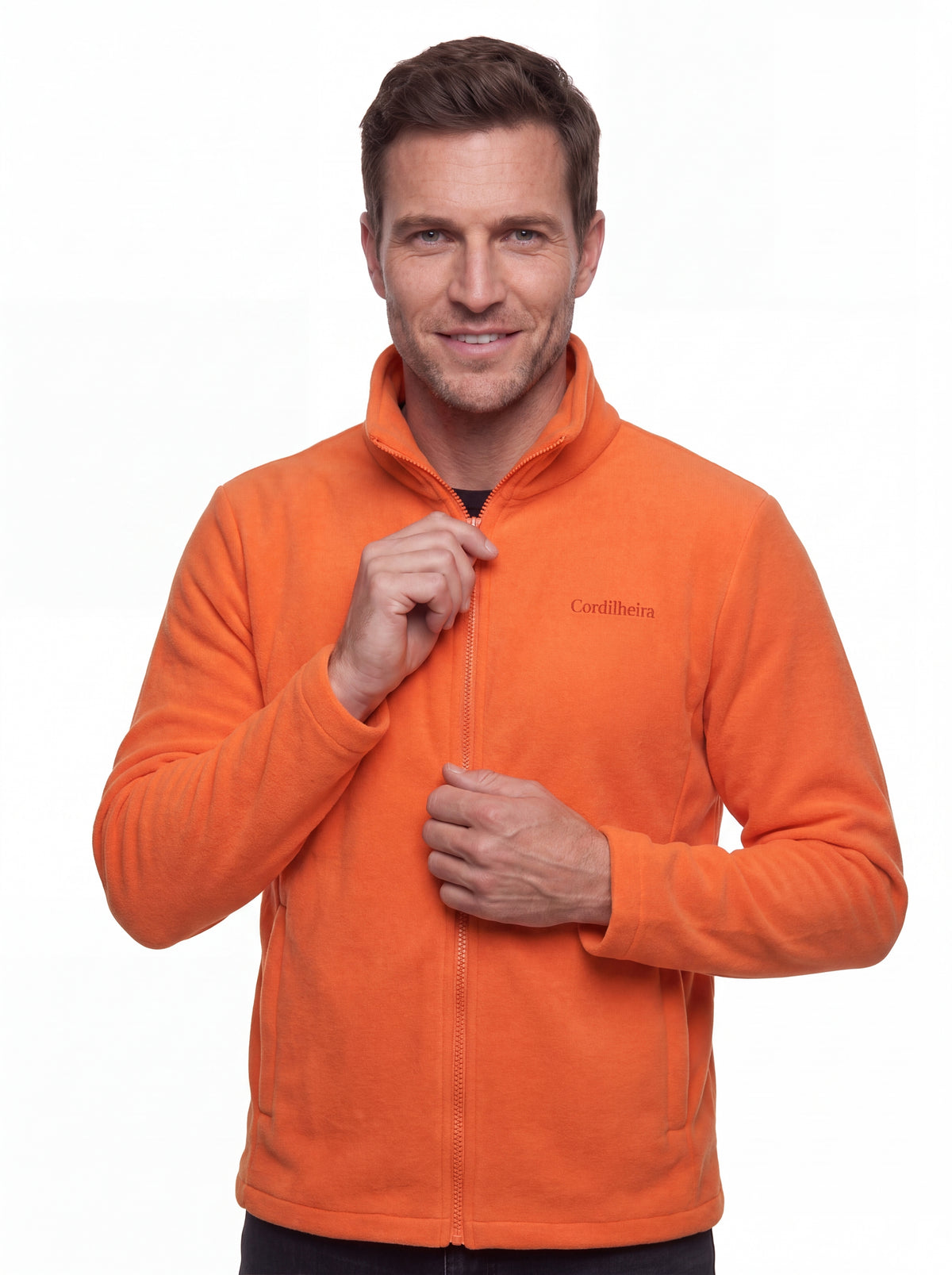 Modelo fechando a Jaqueta 3 em 1 Cordilheira Thermal Shield, Roupa da Marca Cordilheira com Boa proteção e uso Confiável para frio.