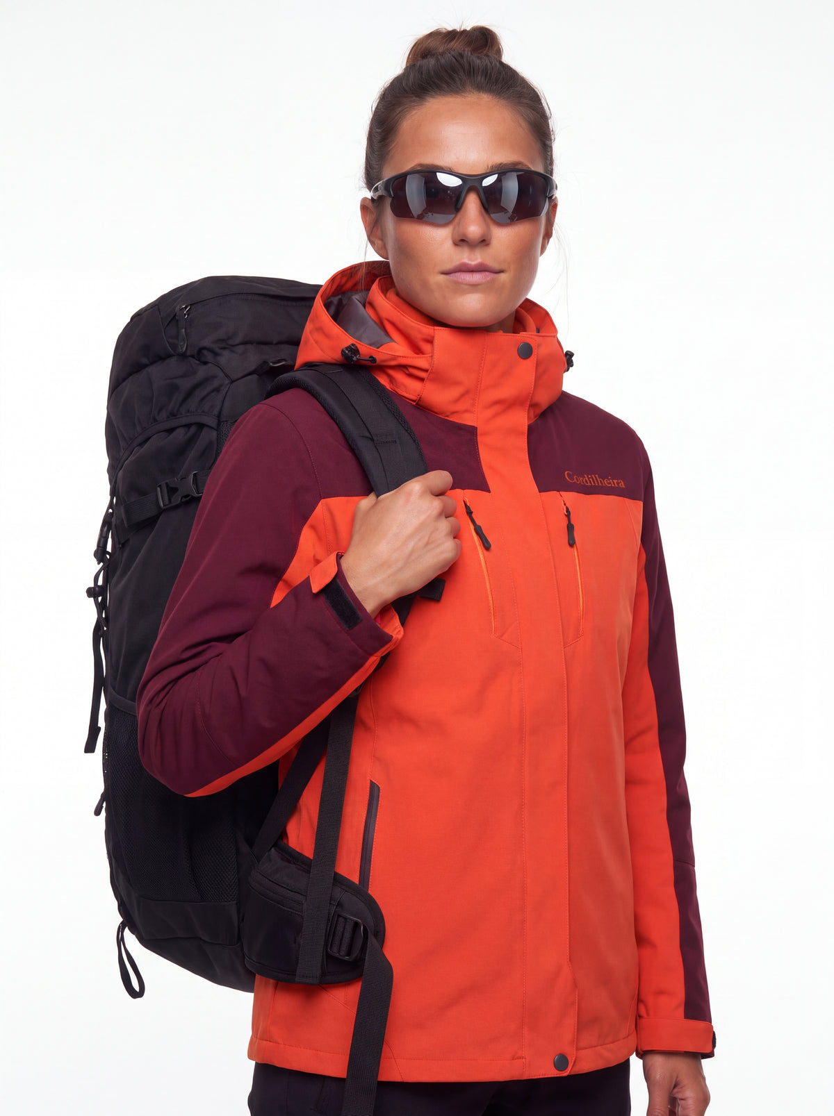 Mulher usando Jaqueta 3 em 1 Cordilheira Thermal Shield com mochila, Roupa da Marca Cordilheira com Boa qualidade e uso Confiável para viagem.